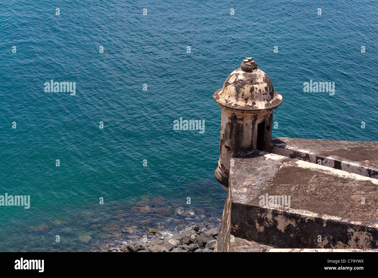 Une vieille tour en décomposition d'El Morro fort situé dans le Vieux San Juan Puerto Rico. Banque D'Images