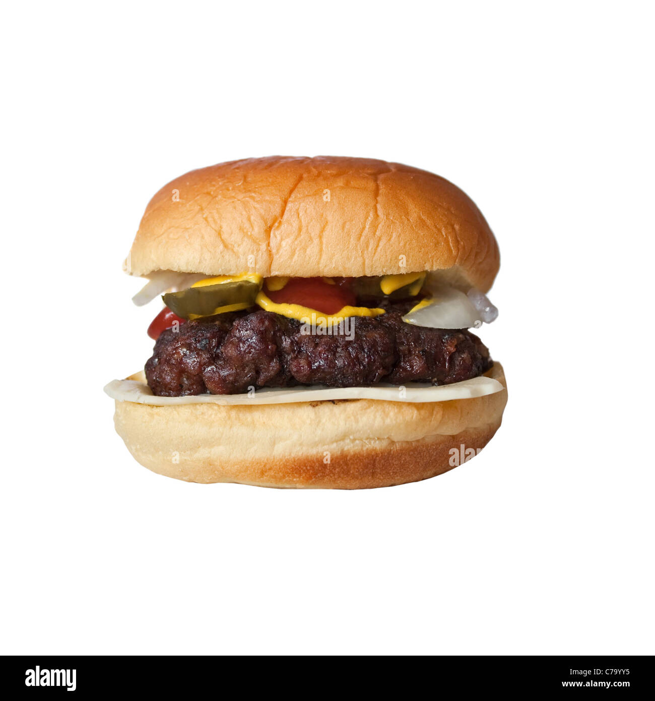 Un burger fromage maison sur un petit pain de pomme de terre isolated over white. Banque D'Images