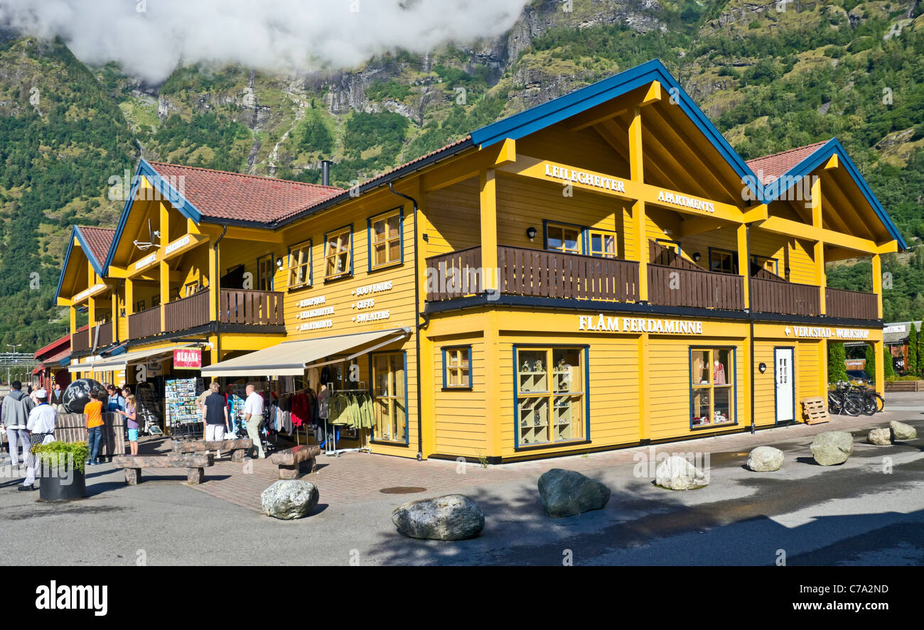 Boutiques dans le petit village de Kaysersberg à l'extrémité sud de l'Aurlandsfjorden dans l'ouest de la Norvège Banque D'Images