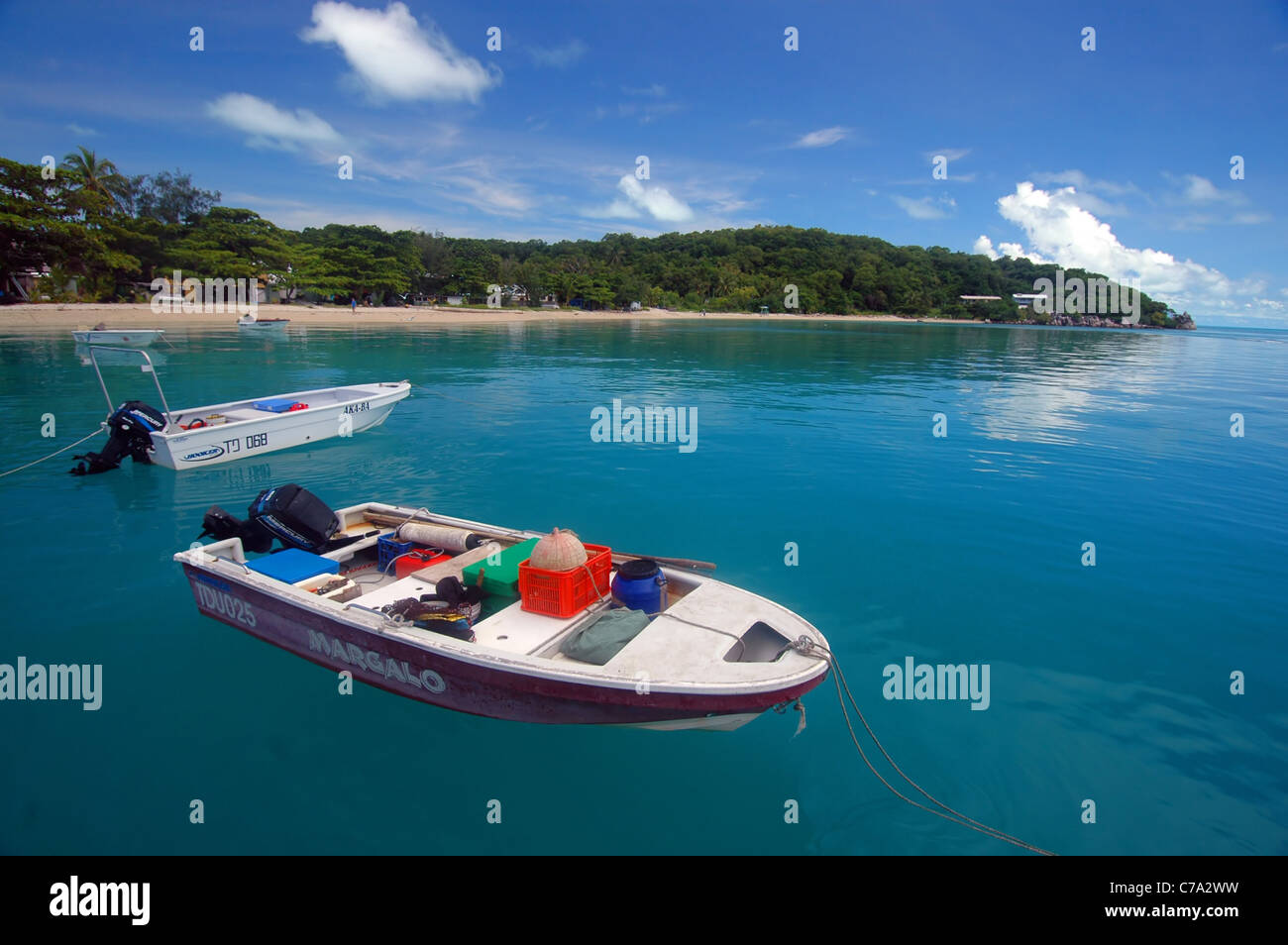 Bateaux, plage et maisons sur l'île de Iama, aka Yam Island, le centre de Torres Strait, Queensland, Australie. Pas de PR Banque D'Images