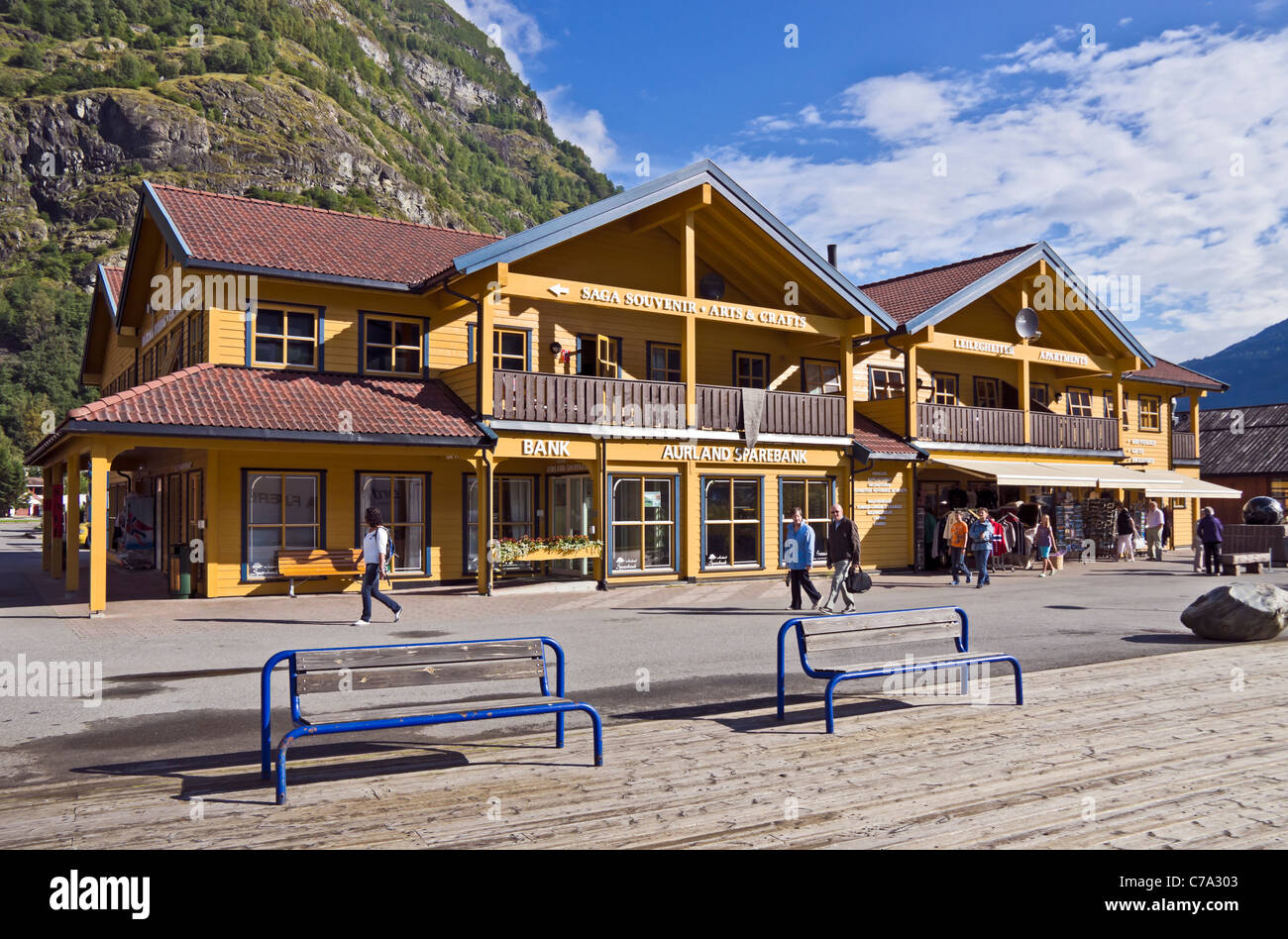Boutiques dans le petit village de Kaysersberg à l'extrémité sud de l'Aurlandsfjorden dans l'ouest de la Norvège Banque D'Images