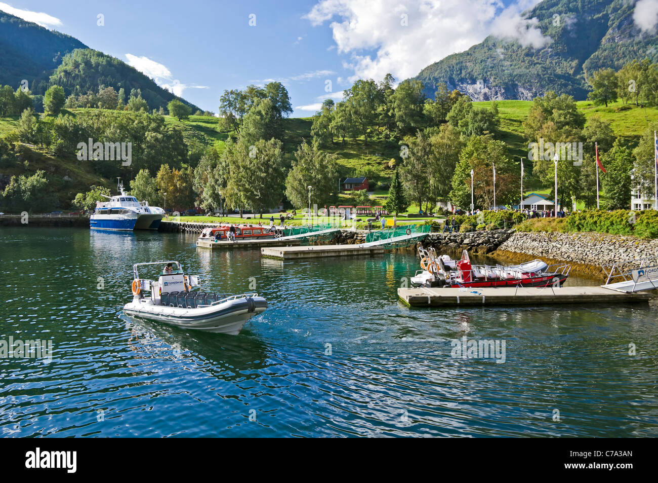 Fjordsafari bateau de vitesse étant prêt pour la voile et la vie d'un navire de croisière voile attendent des passagers de Flaam Harbour Norvège Banque D'Images