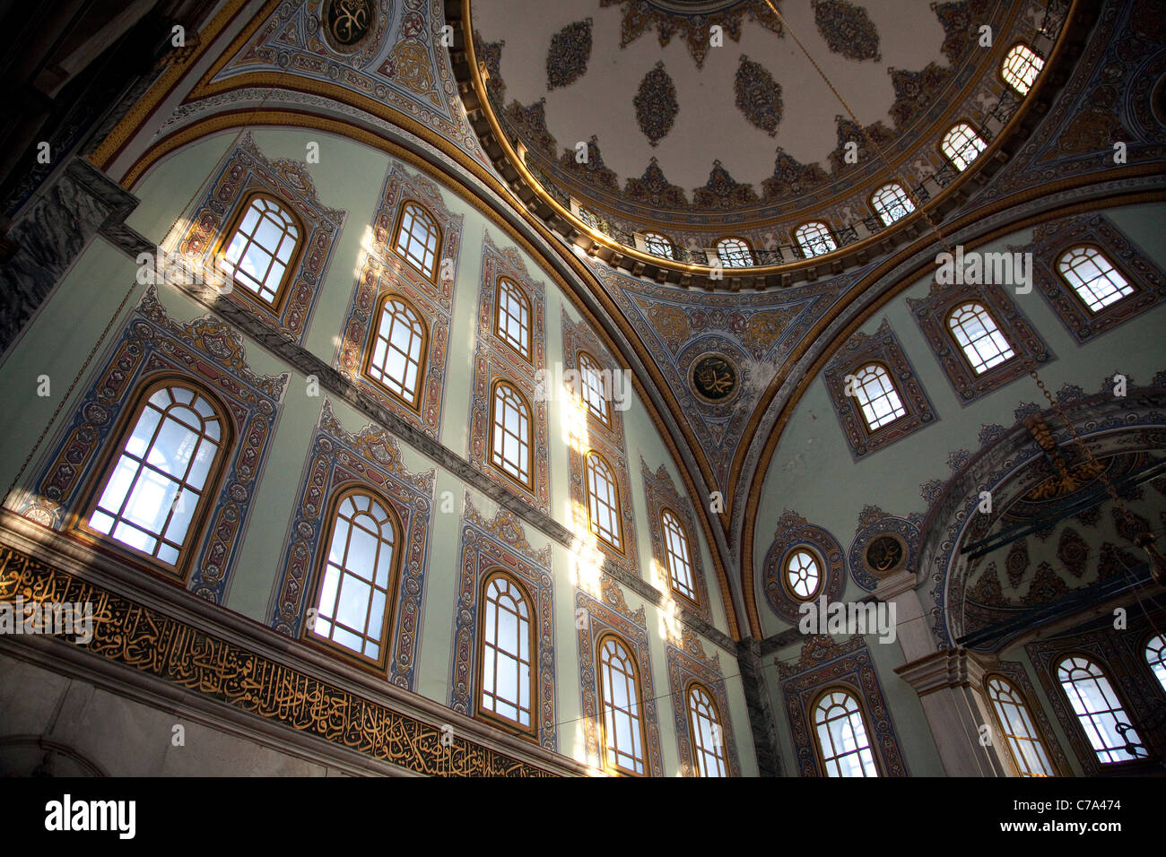 Vue intérieure du Dôme avec soulagement la calligraphie et la mosaïque, l'ICMV Nusretiye Sebili ; Istanbul, Turquie Banque D'Images