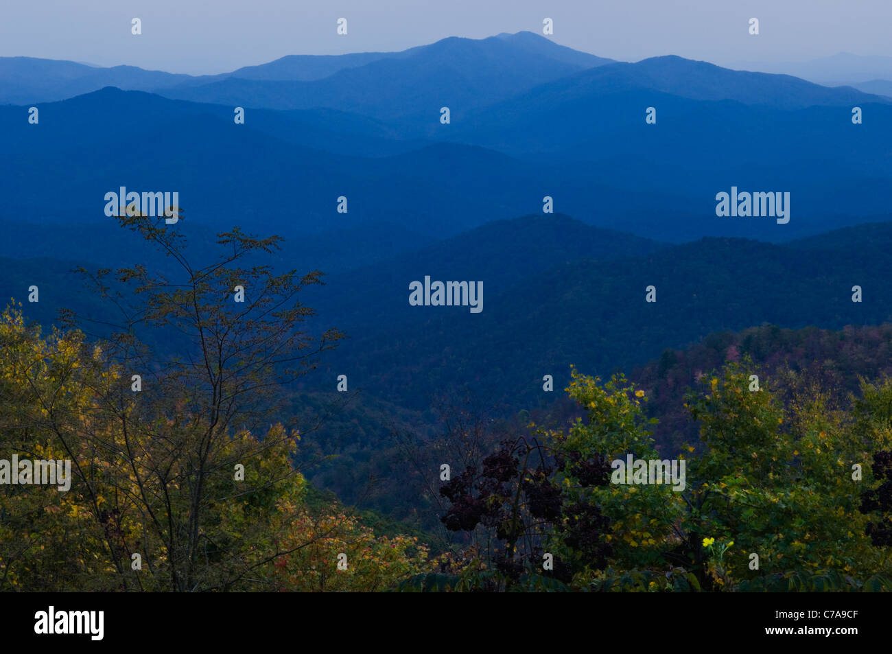 Crépuscule sur les crêtes des montagnes de l'Cherohala Skyway dans la forêt nationale de Cherokee dans le comté de Monroe, Michigan Banque D'Images