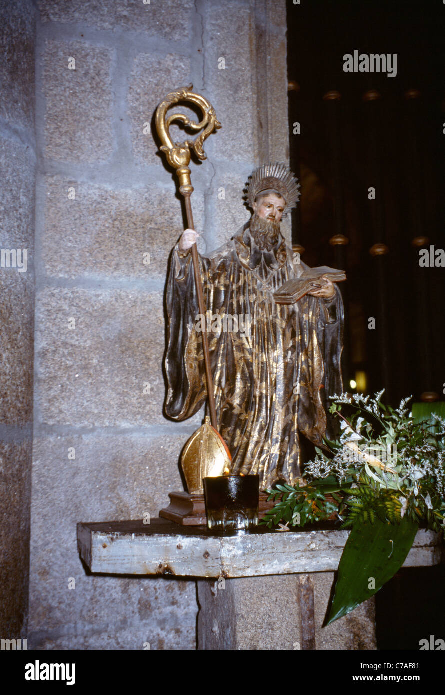 Tui Galice Espagne Statue d'un saint dans une église tenant Sceptre et Réservez Banque D'Images