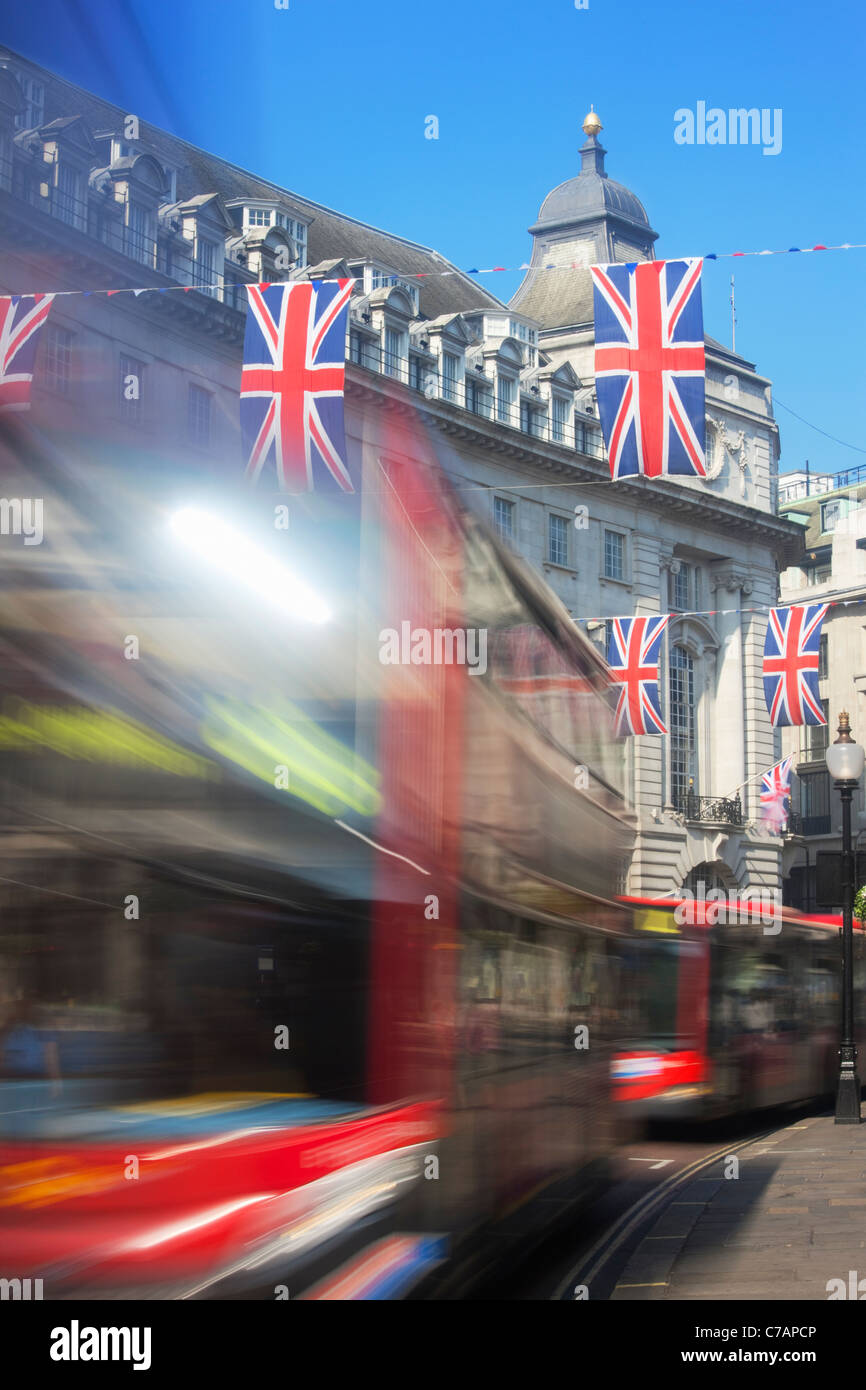 Les bus rouges et des drapeaux Union Jack sur Regent Street, à Londres, Angleterre Banque D'Images