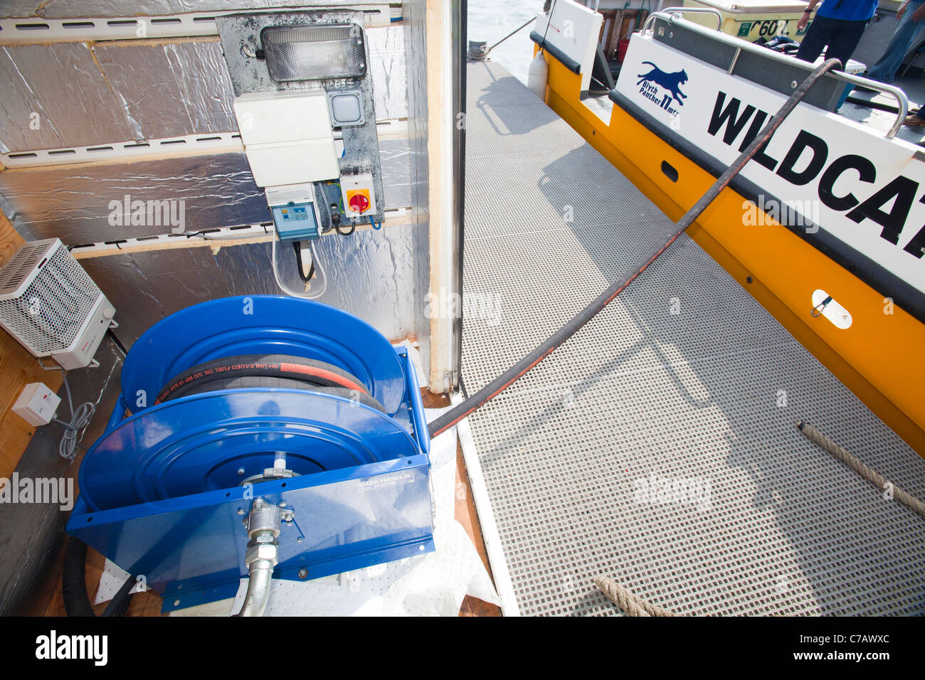 Un ponton de ravitaillement pour les bateaux en mer de remplissage avec du carburant diesel marin à Barrow in Furness, Cumbria, Royaume-Uni. Banque D'Images