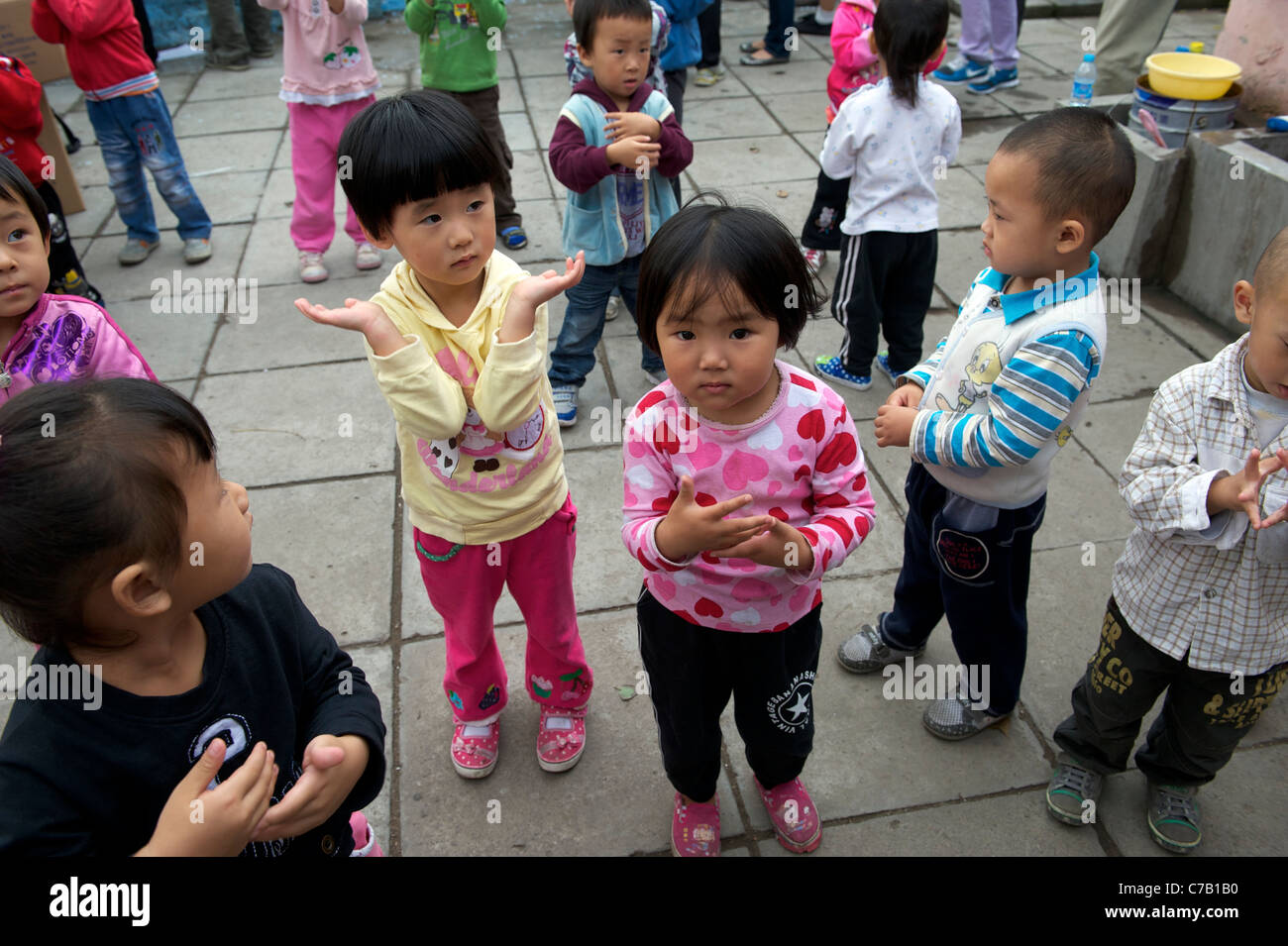 Les enfants des travailleurs migrants à jouer d'une école maternelle à la périphérie de Beijing, Chine. 16-Sep-2011 Banque D'Images