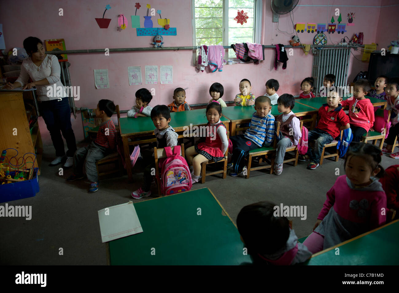 Les enfants des travailleurs migrants à suivre la classe d'une école maternelle à la périphérie de Beijing, Chine. 16-Sep-2011 Banque D'Images