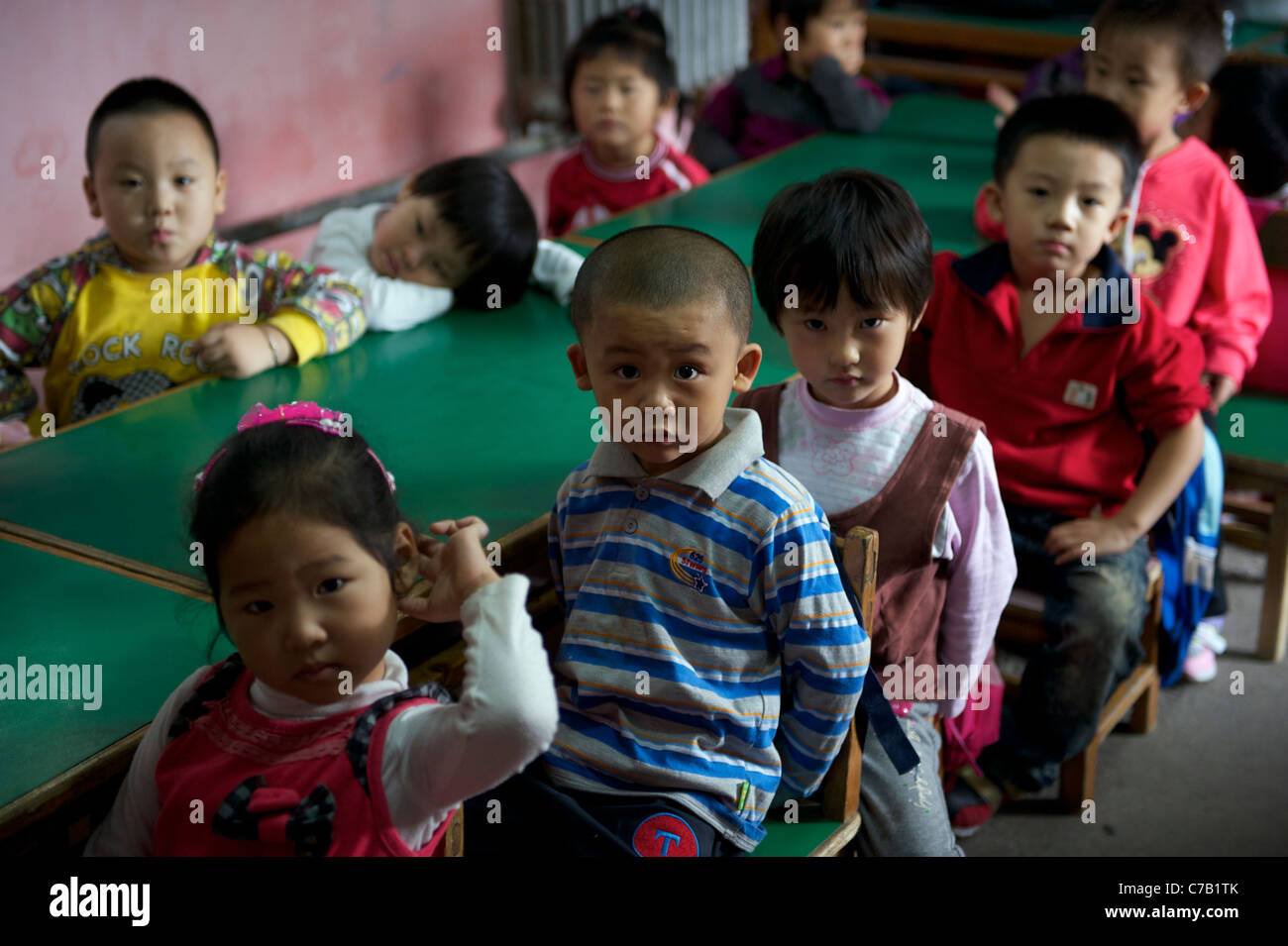 Les enfants des travailleurs migrants à suivre la classe d'une école maternelle à la périphérie de Beijing, Chine. 16-Sep-2011 Banque D'Images