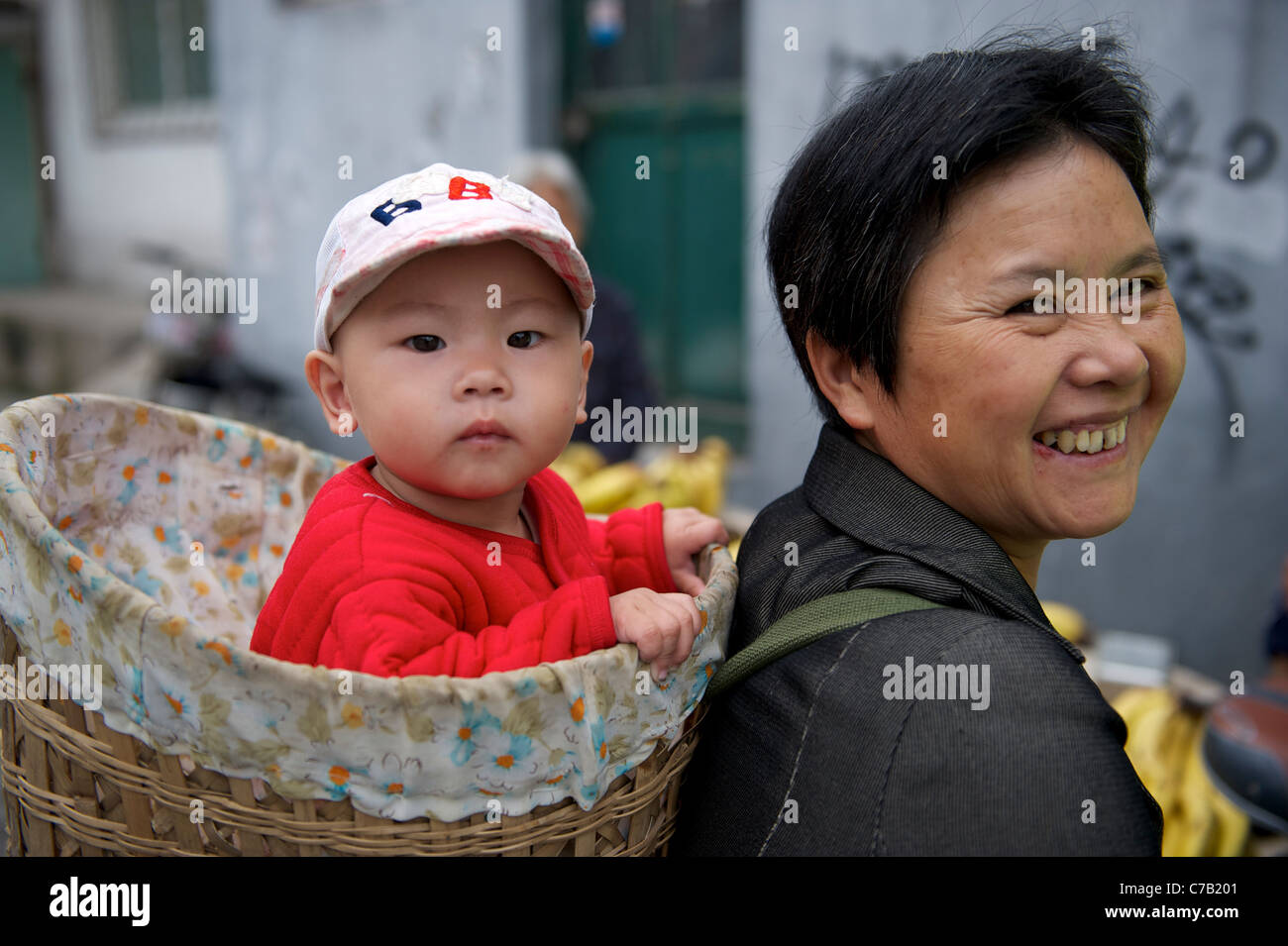 Femme Portant Un Enfant Sur Son Dos Banque D Image Et Photos Alamy