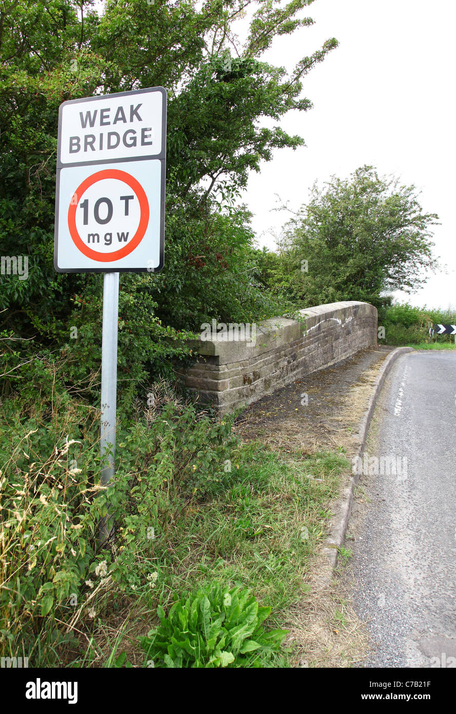 Un faible pont panneau disant masse brute maximale de 10 tonnes ou en tonnes Banque D'Images