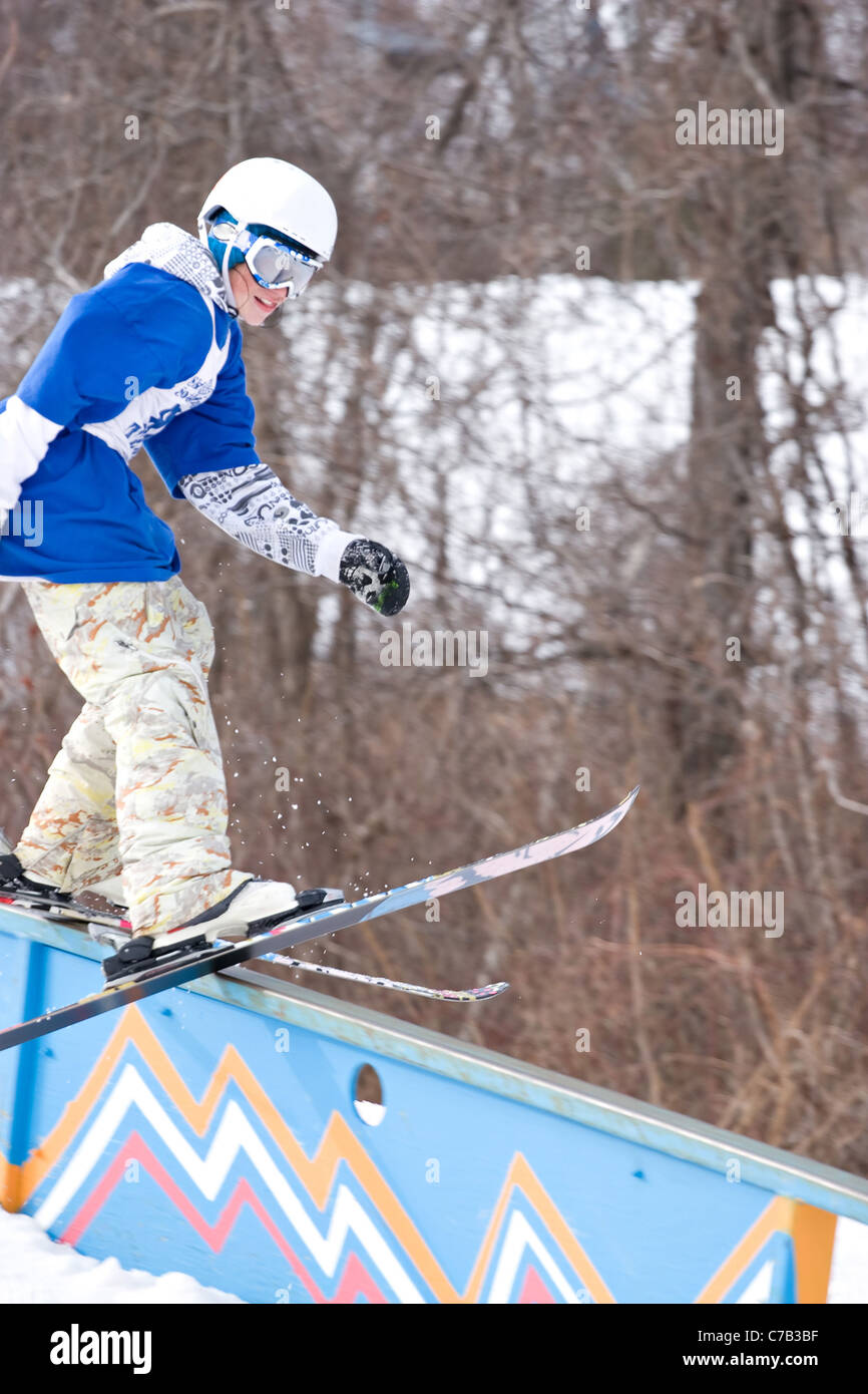 Un jeune homme effectue un rail coulissant de skis. Banque D'Images