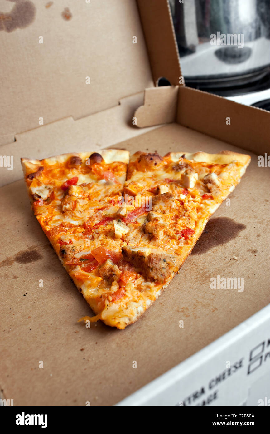 Quelques tranches de pizza au poulet Buffalo laissés dans la boîte. Le week-end parfait prendre le dîner. Profondeur de champ. Banque D'Images