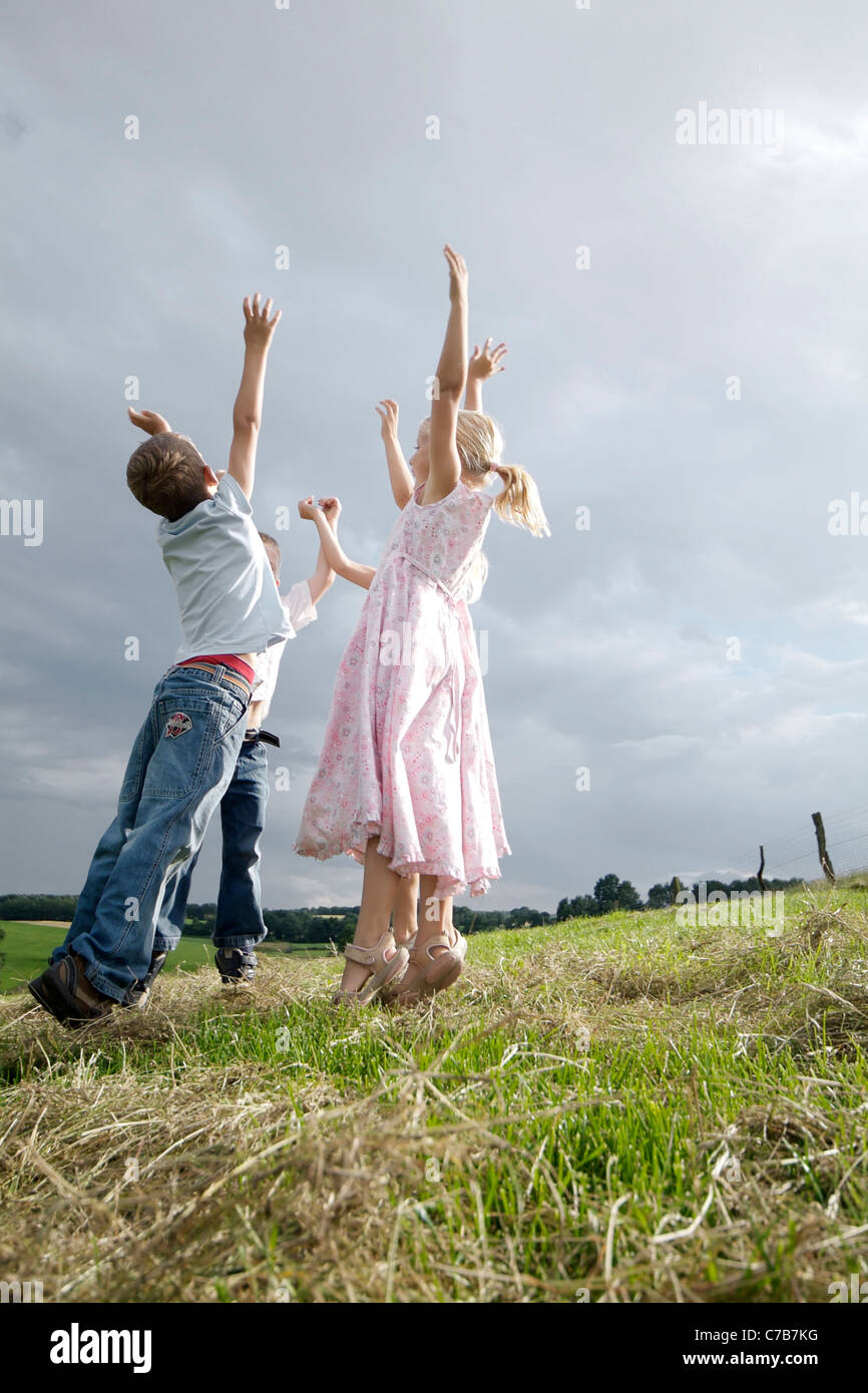 Enfants jouant sur un pré en été, Eyendorf, Basse-Saxe, Allemagne, Europe Banque D'Images