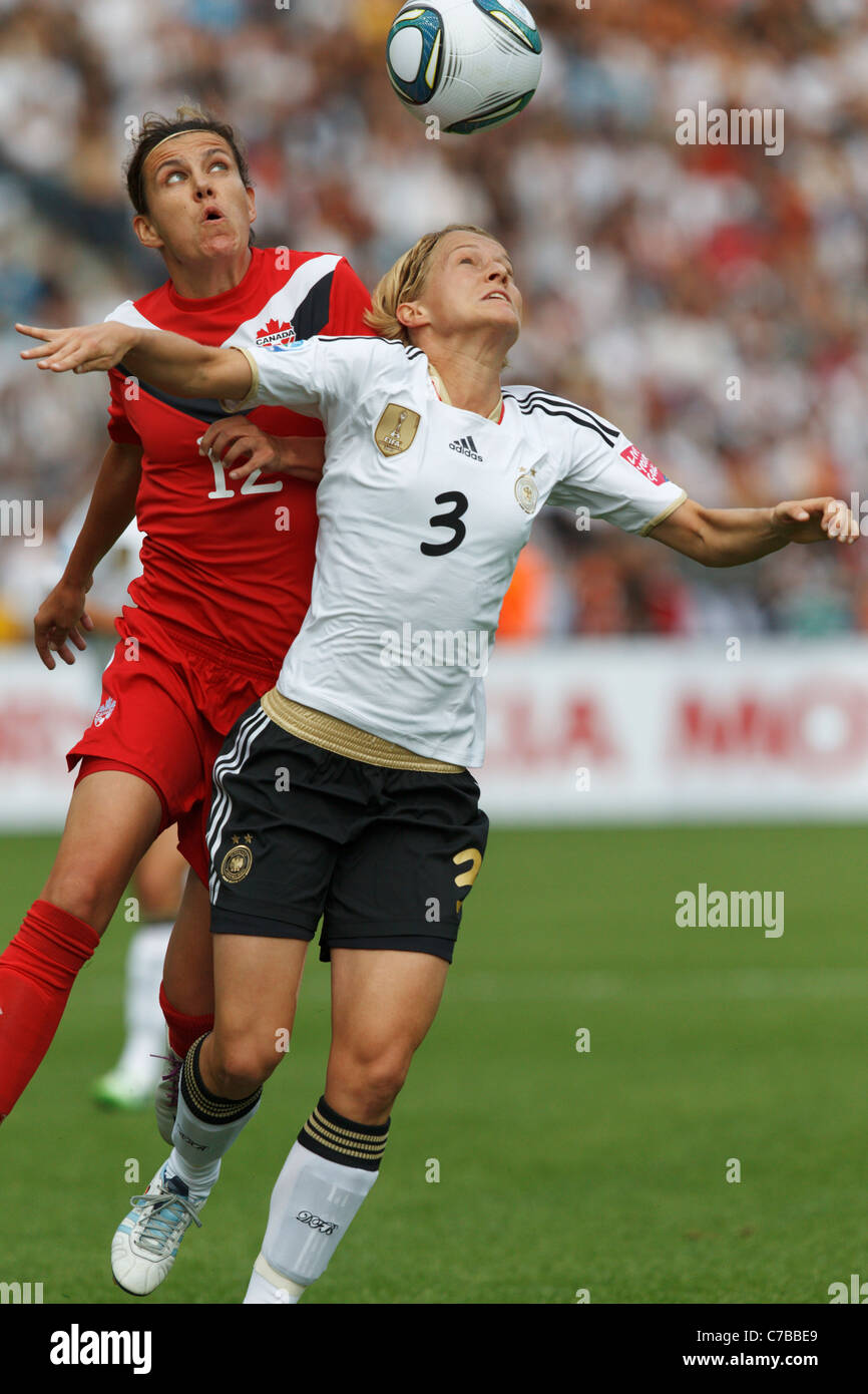Christine Sinclair du Canada (12) et Philippe Pons d'Allemagne Saskia (3) bataille pour la balle durant un match de football de la Coupe du Monde 2011. Banque D'Images