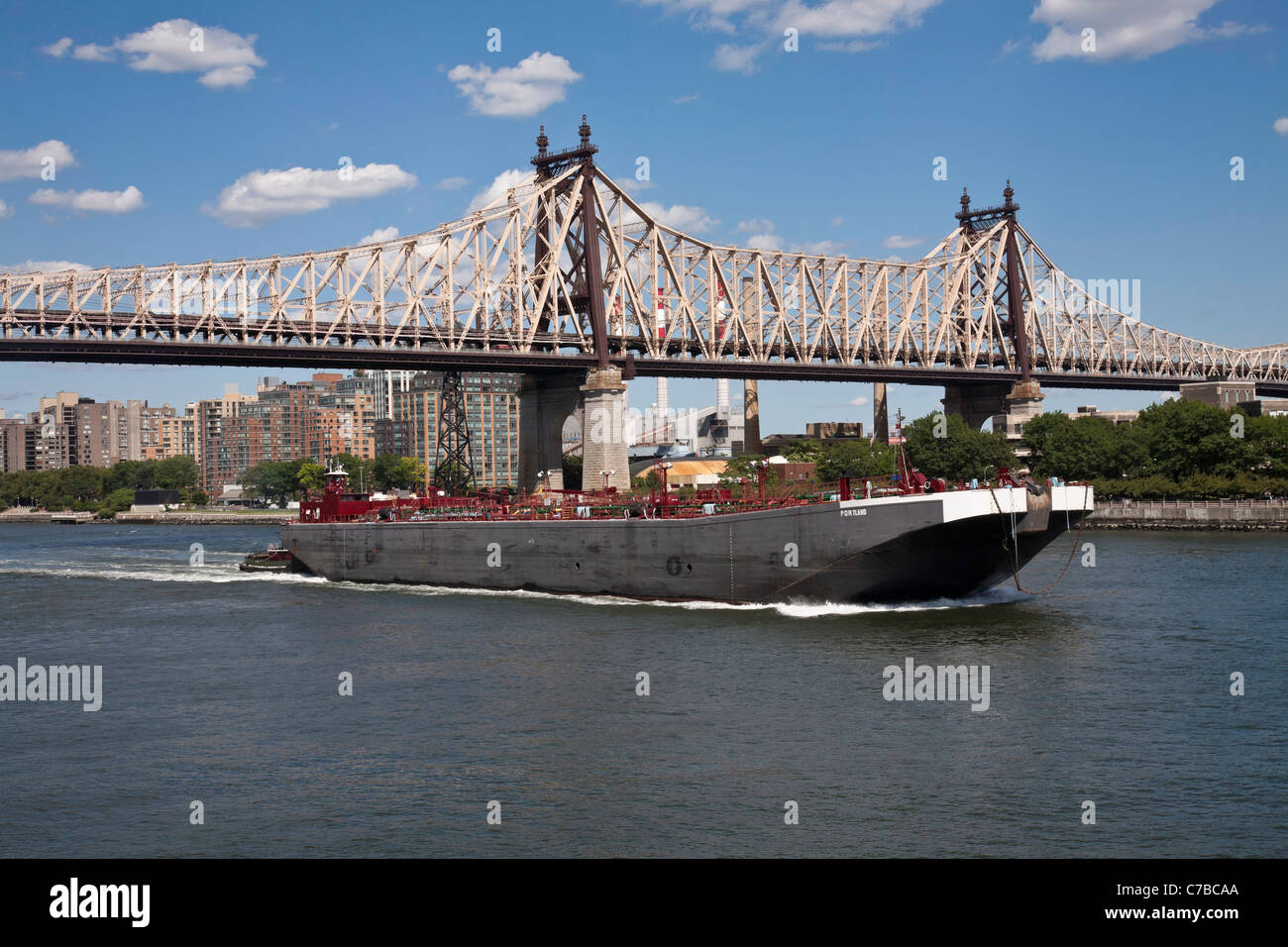 Barge et remorqueur, l'Ed Koch Queensboro Bridge et East River, NEW YORK Banque D'Images