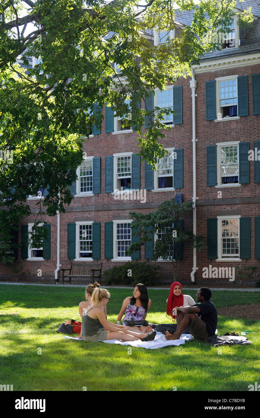 Les étudiants de l'université de Yale à l'école d'été à Pierson collège résidentiel quad. Banque D'Images
