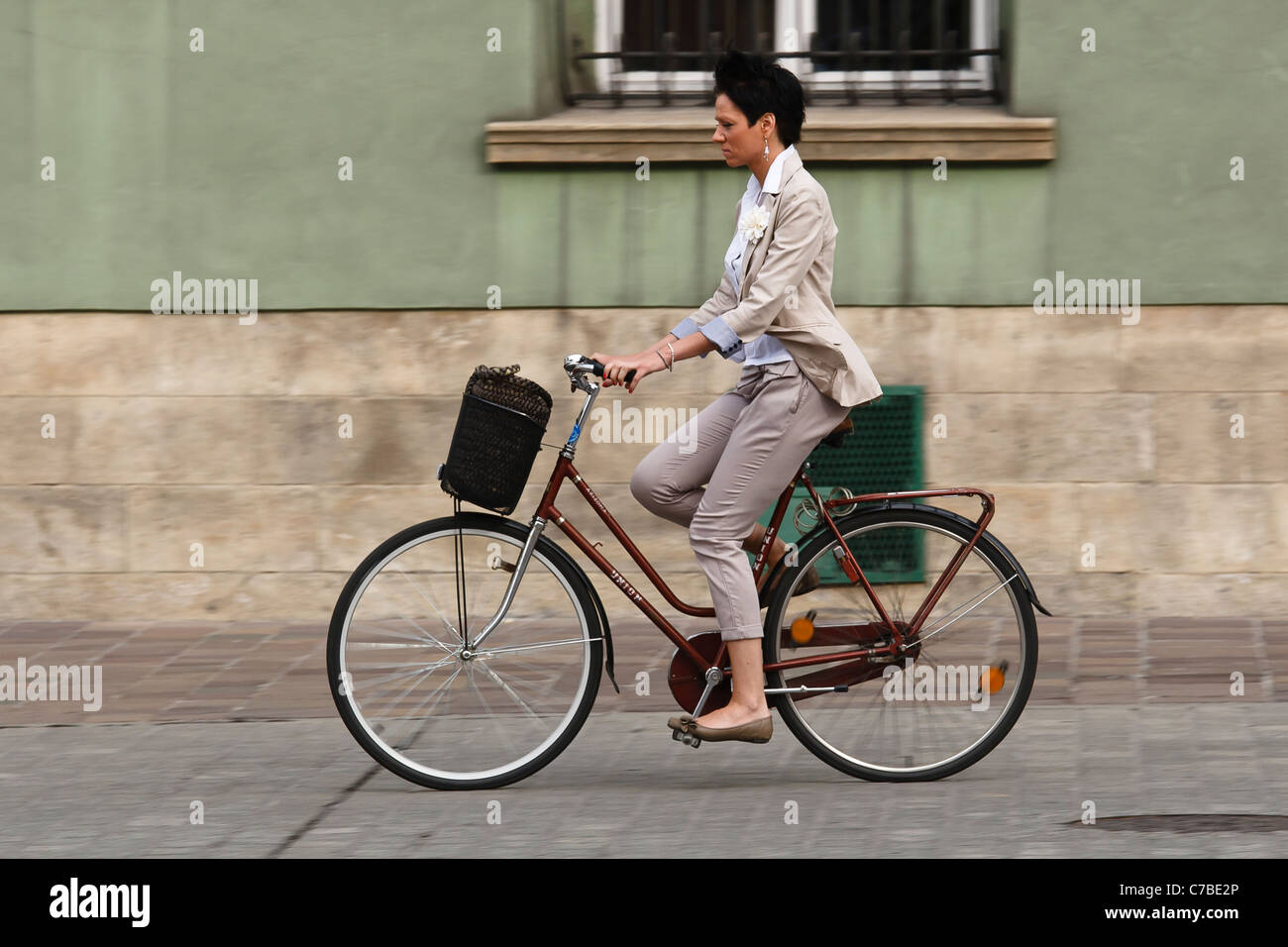 Jeune femme en vélo Banque D'Images