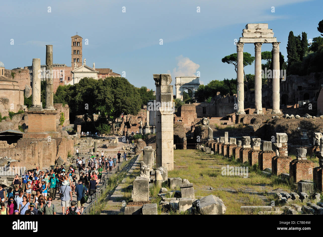 Rome. L'Italie. Les touristes se rendant sur le Forum Romain (Foro Romano). Banque D'Images