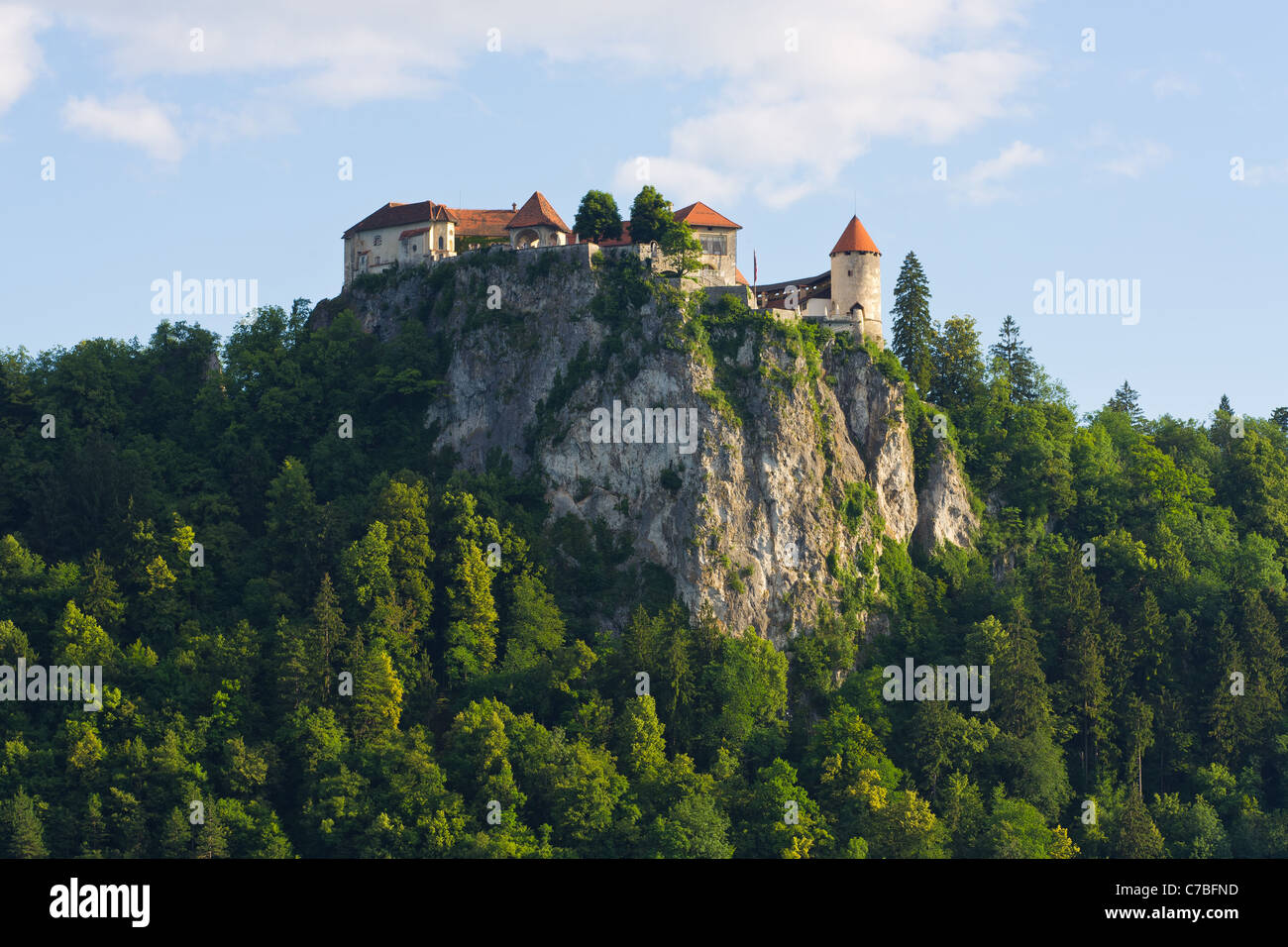 Château au-dessus de lac glaciaire de Bled, en Slovénie, tôt le matin Banque D'Images