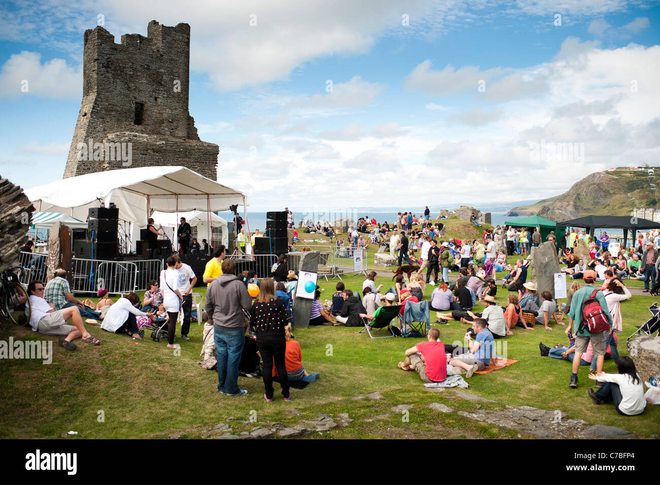 Un groupe jouant sur scène, Roc y Castell / Castle Rock festival de musique en Pays de Galles Aberystwyth UK Banque D'Images