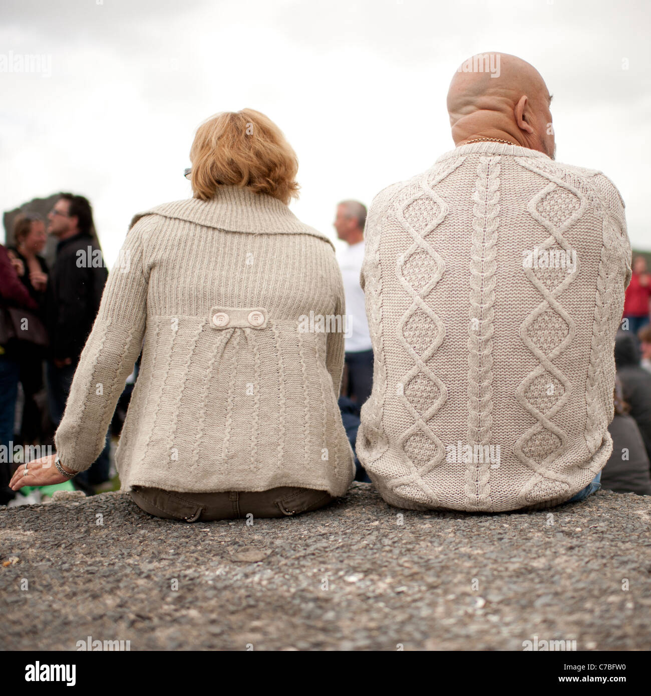 Vue arrière d'un homme et femme portant des gilets beige Banque D'Images