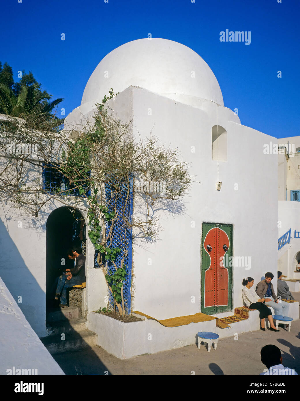 Sidi Bou Saïd, Tunisie, Afrique du Nord, le café Sidi Chabaane, café des délices, la cour, la coupole blanche, Banque D'Images Sidi Bou Saïd, Tunisie, Afrique du Nord, le café Sidi Chabaane, café des délices, la cour, la coupole blanche, Banque D'Images