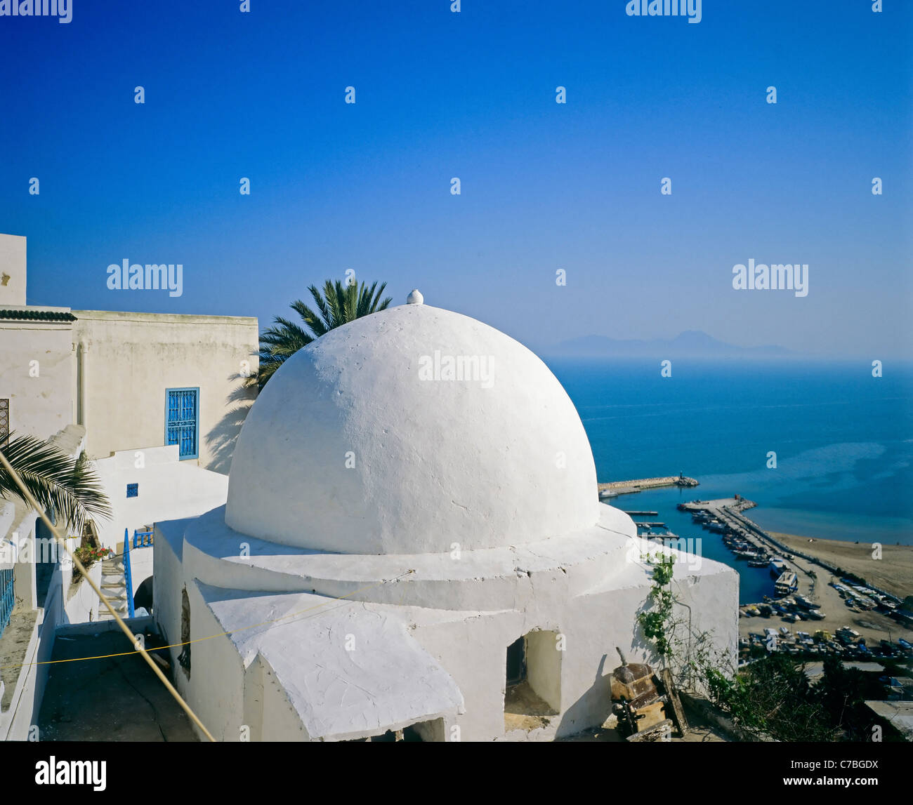 Sidi Bou Saïd, Tunisie, Afrique du Nord, le café Sidi Chabaane, café des délices, coupole blanche, mer Méditerranée, Banque D'Images Sidi Bou Saïd, Tunisie, Afrique du Nord, le café Sidi Chabaane, café des délices, coupole blanche, mer Méditerranée, Banque D'Images