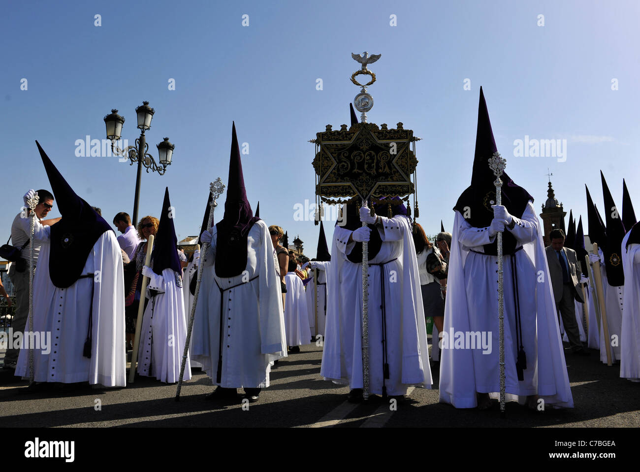 Nazarenos de la fraternité La Estrella en procession le dimanche des Rameaux Semana Santa Triana Séville Andalousie Espagne Europe Banque D'Images
