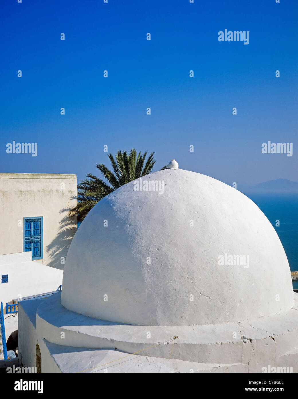 Sidi Bou Saïd, Tunisie, Afrique du Nord, le café Sidi Chabaane, café des délices, coupole blanche, Banque D'Images Sidi Bou Saïd, Tunisie, Afrique du Nord, le café Sidi Chabaane, café des délices, coupole blanche, Banque D'Images