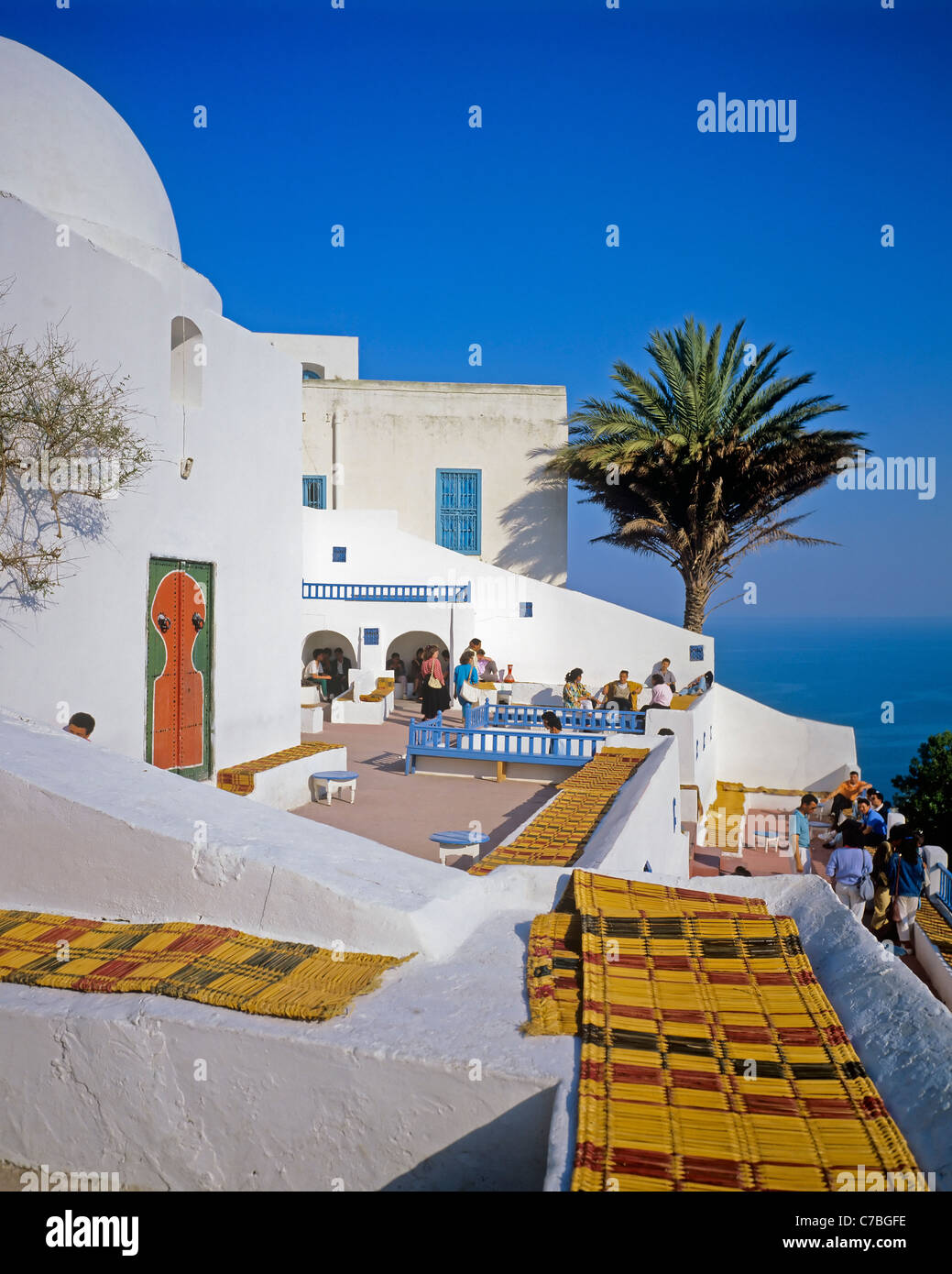Sidi Bou Saïd, Tunisie, Afrique du Nord, le café Sidi Chabaane, café des délices, les gens en terrasse, Banque D'Images Sidi Bou Saïd, Tunisie, Afrique du Nord, le café Sidi Chabaane, café des délices, les gens en terrasse, Banque D'Images