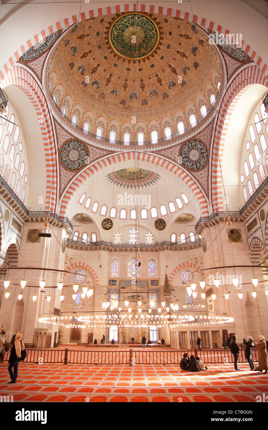 Nef intérieur avec des fidèles et visiteurs à Süleymaniye Camii, la Mosquée Sultan à Istanbul, Turquie. Banque D'Images