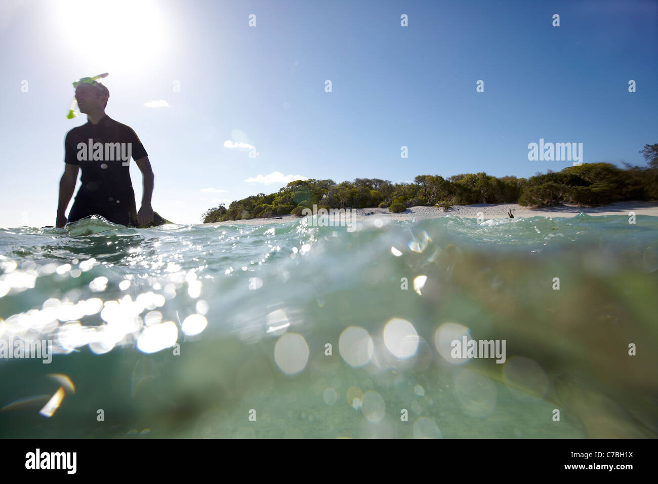 Snorkeler près de l'île Heron partie orientale fait partie de l'Capricornia Cays National Park Great Barrier Reef Marine Park Wor UNESCO Banque D'Images
