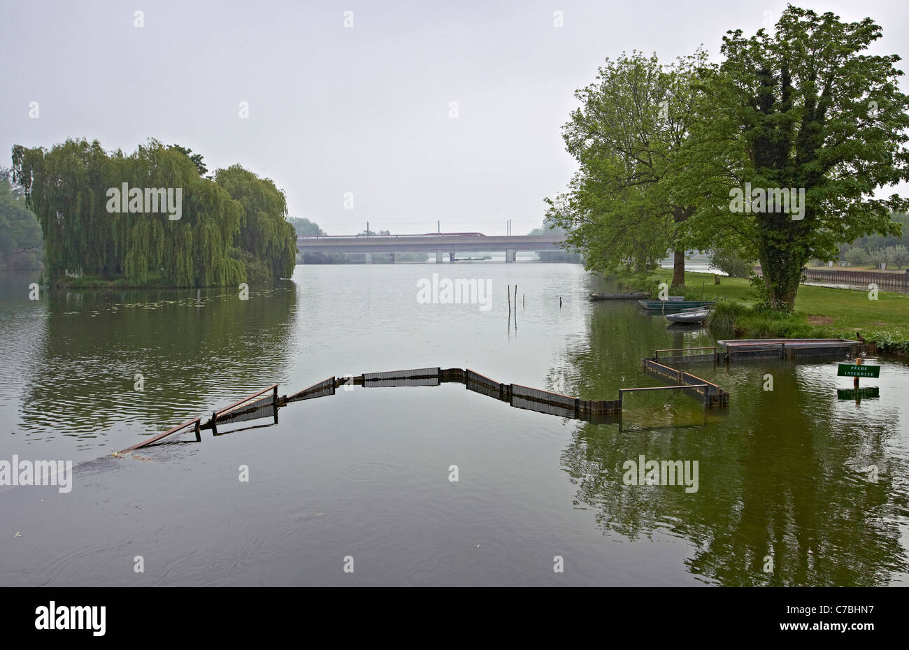 Voir au paysage avec étangs et Pont T.G.V. à Feuilleres, Canal de la Somme, Somme, Picardie, département de la France, de l'Europe Banque D'Images