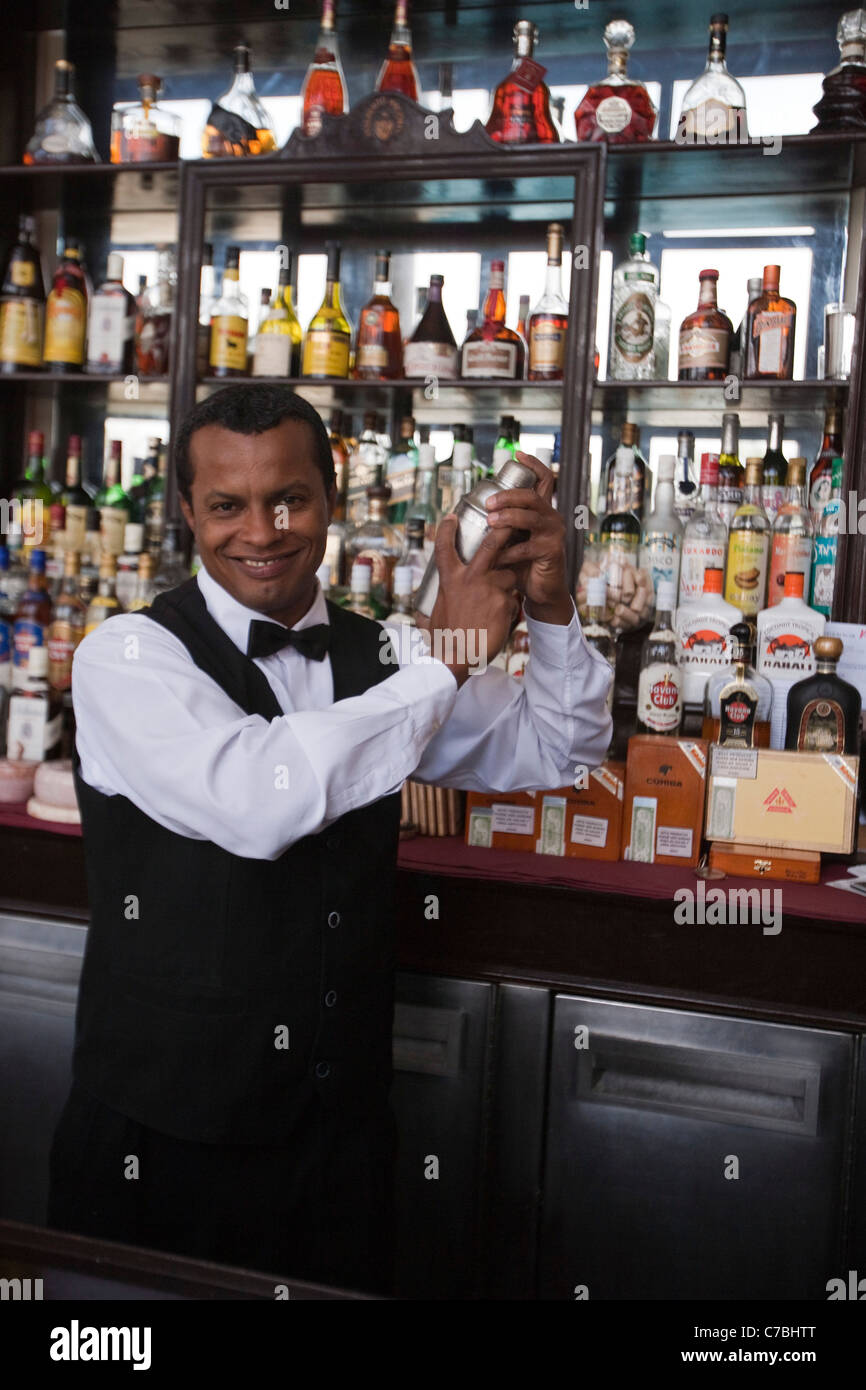 Barman le mélange d'un cocktail au bar de l'Hôtel Nacional, Ville de La Havane, La Havane, Cuba Banque D'Images