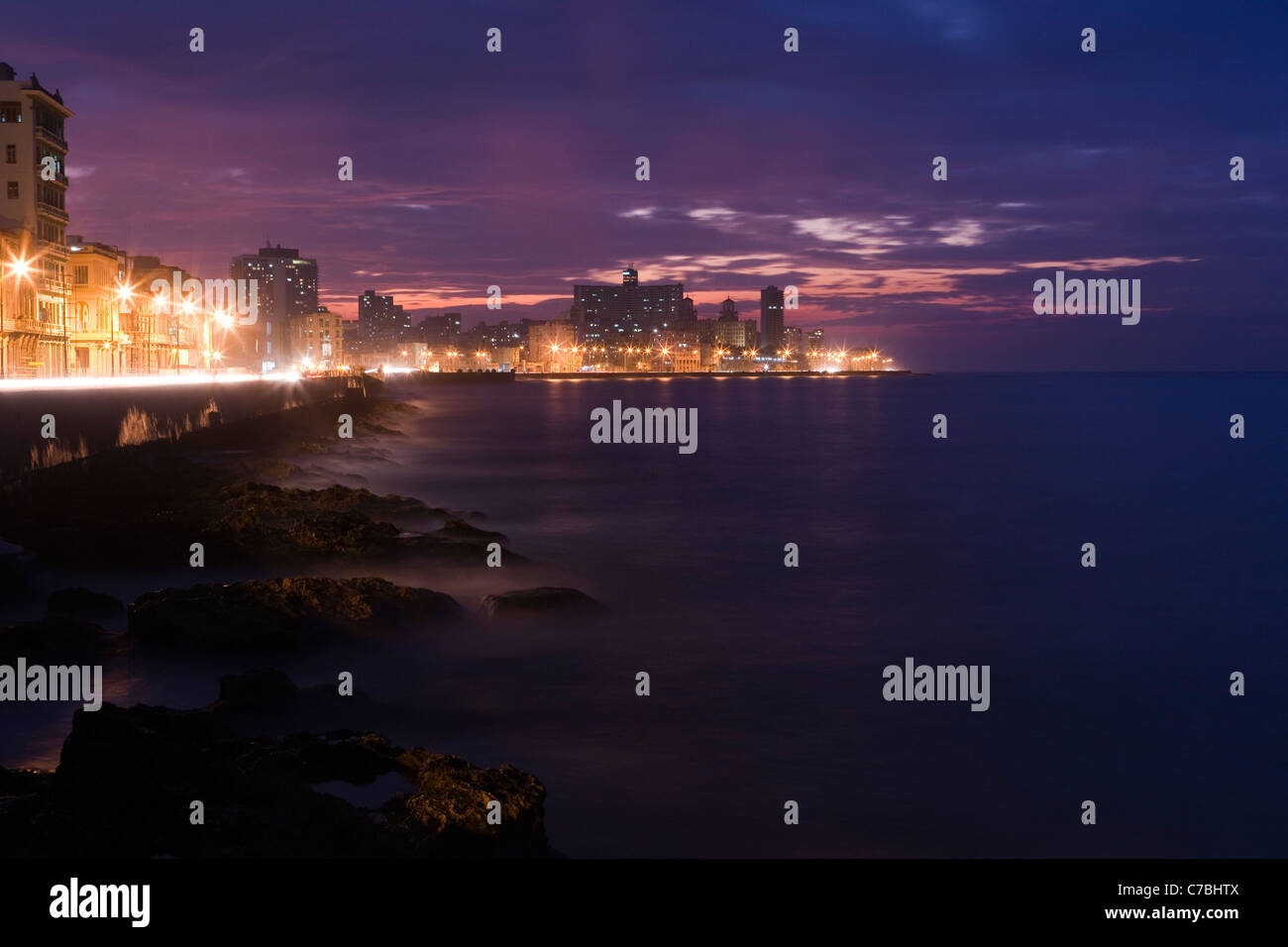 Malecon de la mer au crépuscule, Ville de La Havane, La Havane, Cuba Banque D'Images