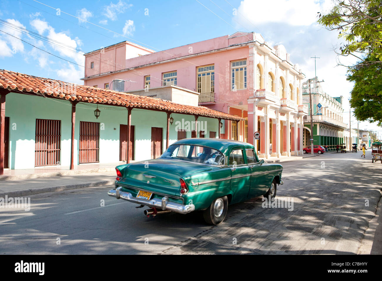 Scène de rue avec American oldtimer voiture, Ciego de Avila, Ciego de Avila, Cuba Banque D'Images