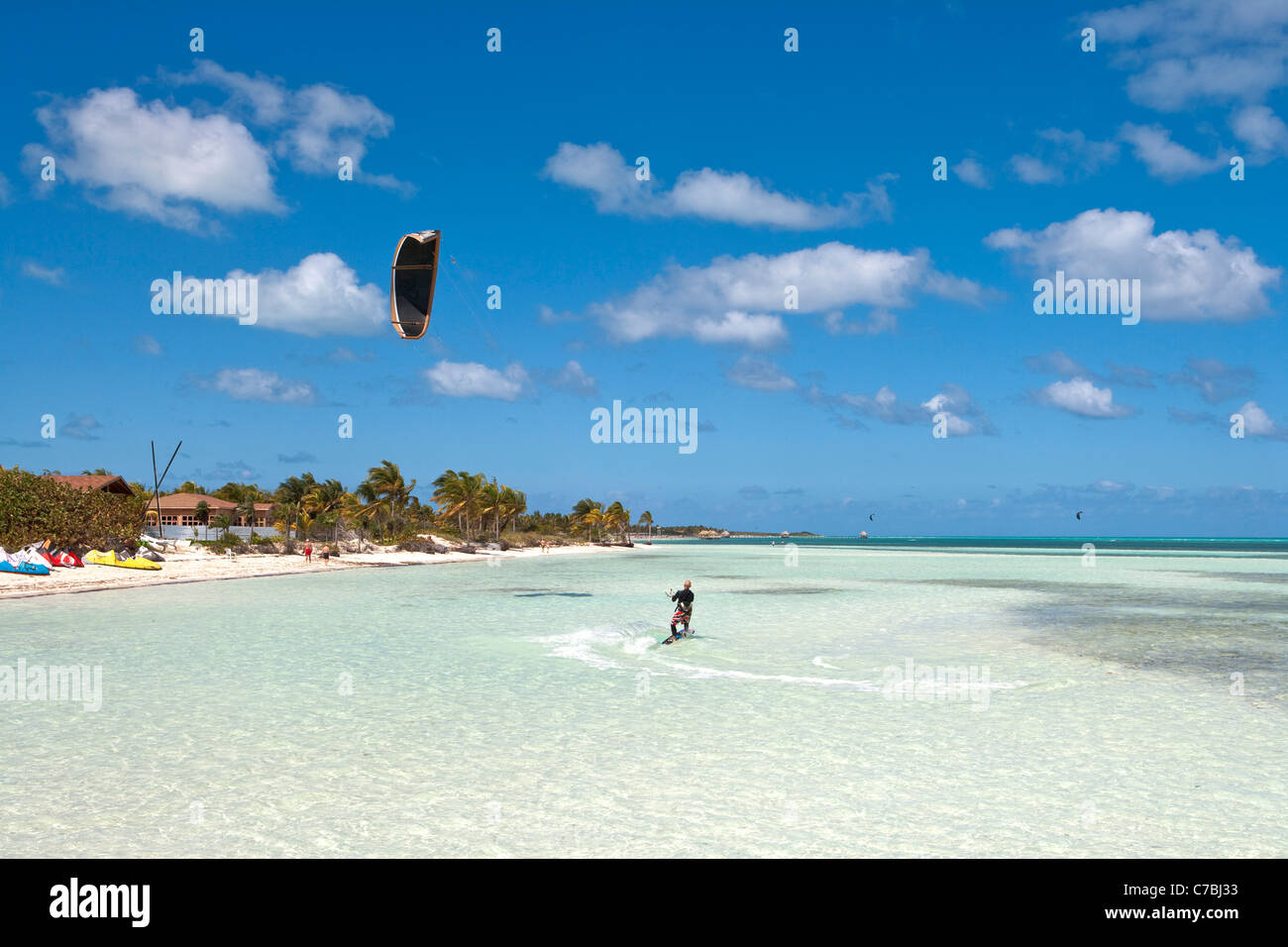 Kitesurfer près de plage, Cayo Guillermo, Jardines del Rey, Ciego de Avila, Cuba, Caraïbes Banque D'Images