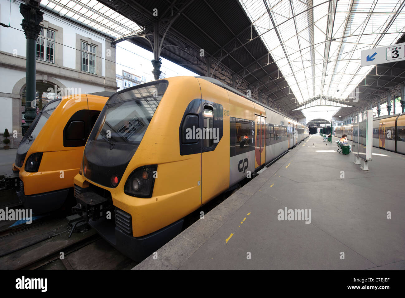 De train à la gare de São Bento à Porto, Nord du Portugal, Europe Banque D'Images