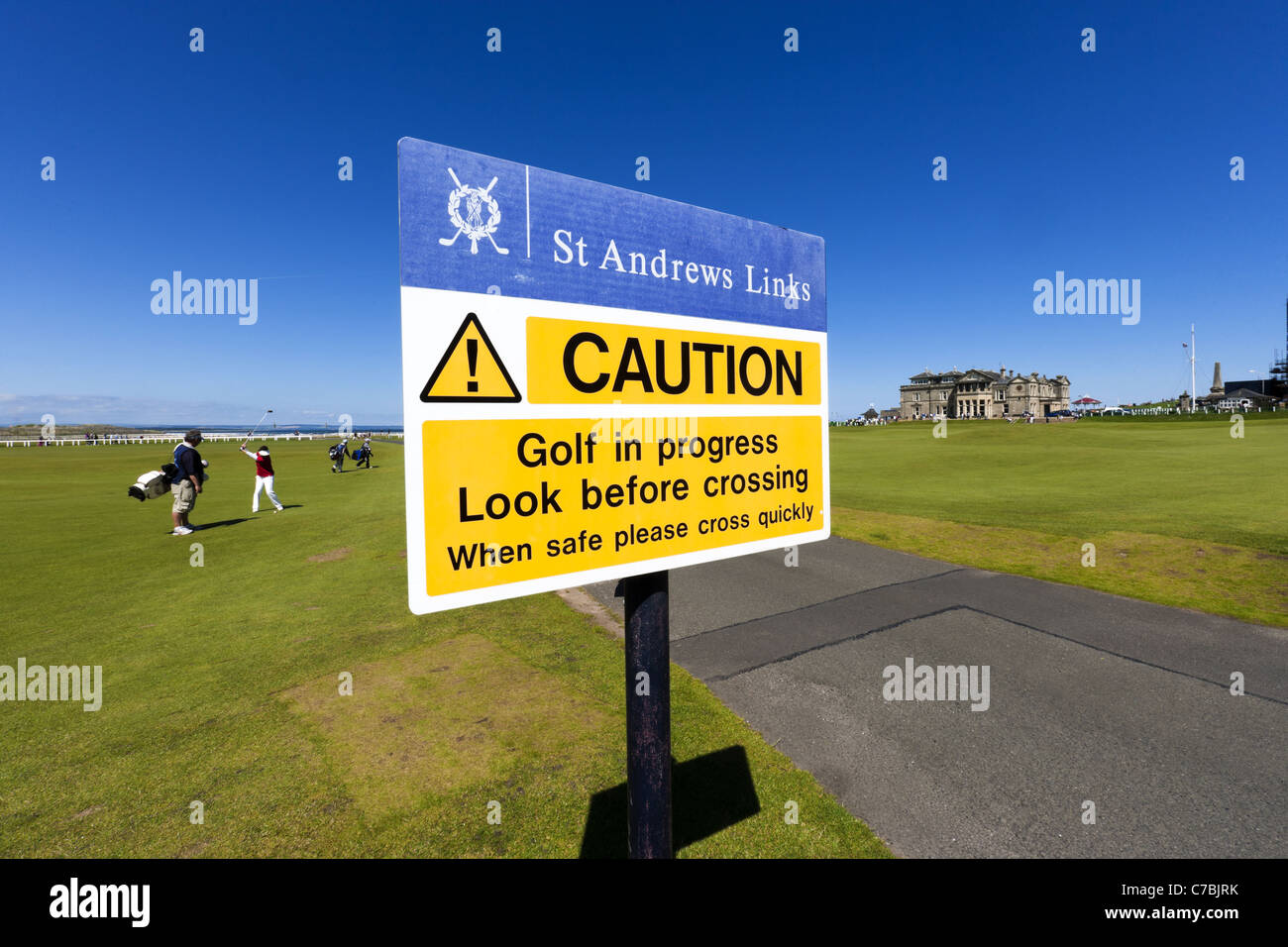 Attention et les golfeurs. Inscrivez-vous à l'ancien terrain de golf de St Andrews, à l'avertissement avertissement pour prendre soin et traverser rapidement Banque D'Images