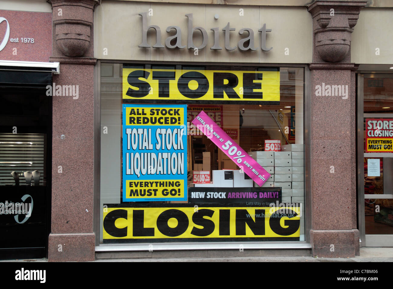 Vitrine d'un magasin de l'habitat qui se referme sur Saint Ann Street,  Manchester, Royaume-Uni. (Août 2011 Photo Stock - Alamy