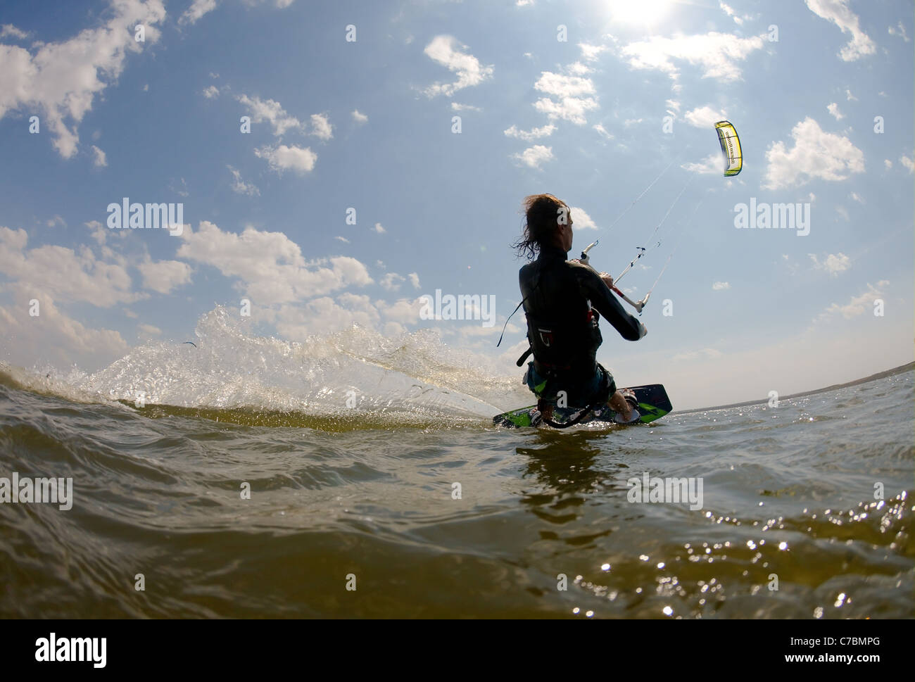 Kite surfer sur la mer Noire, Ukraine Banque D'Images
