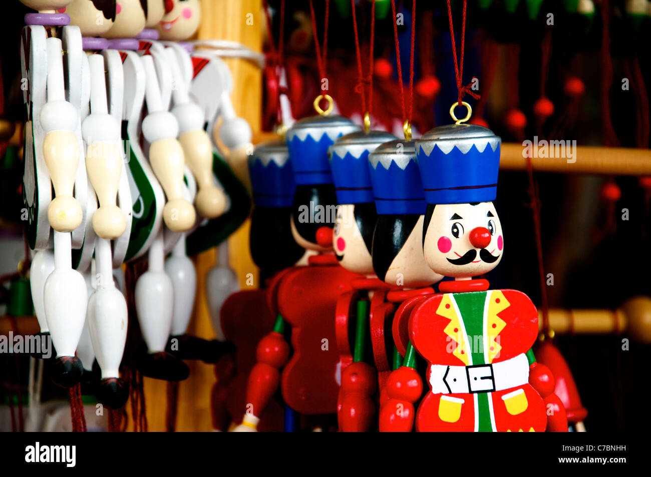 Plusieurs Pantins en bois suspendu dans un magasin de jouets suranné Banque D'Images
