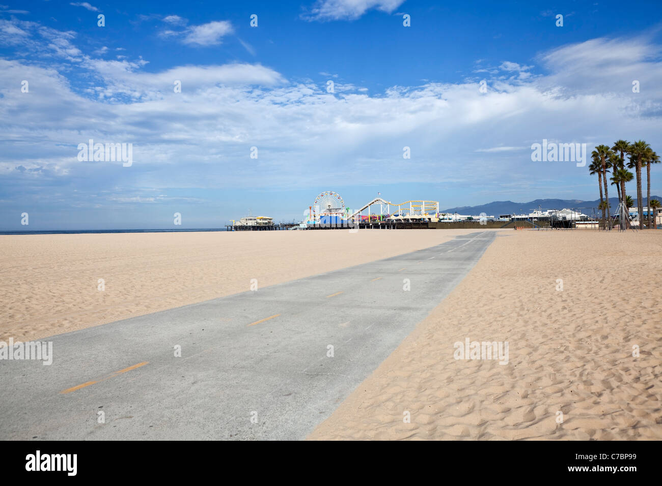 Célèbre Santa Monica beach bike path et amusement pier. Banque D'Images