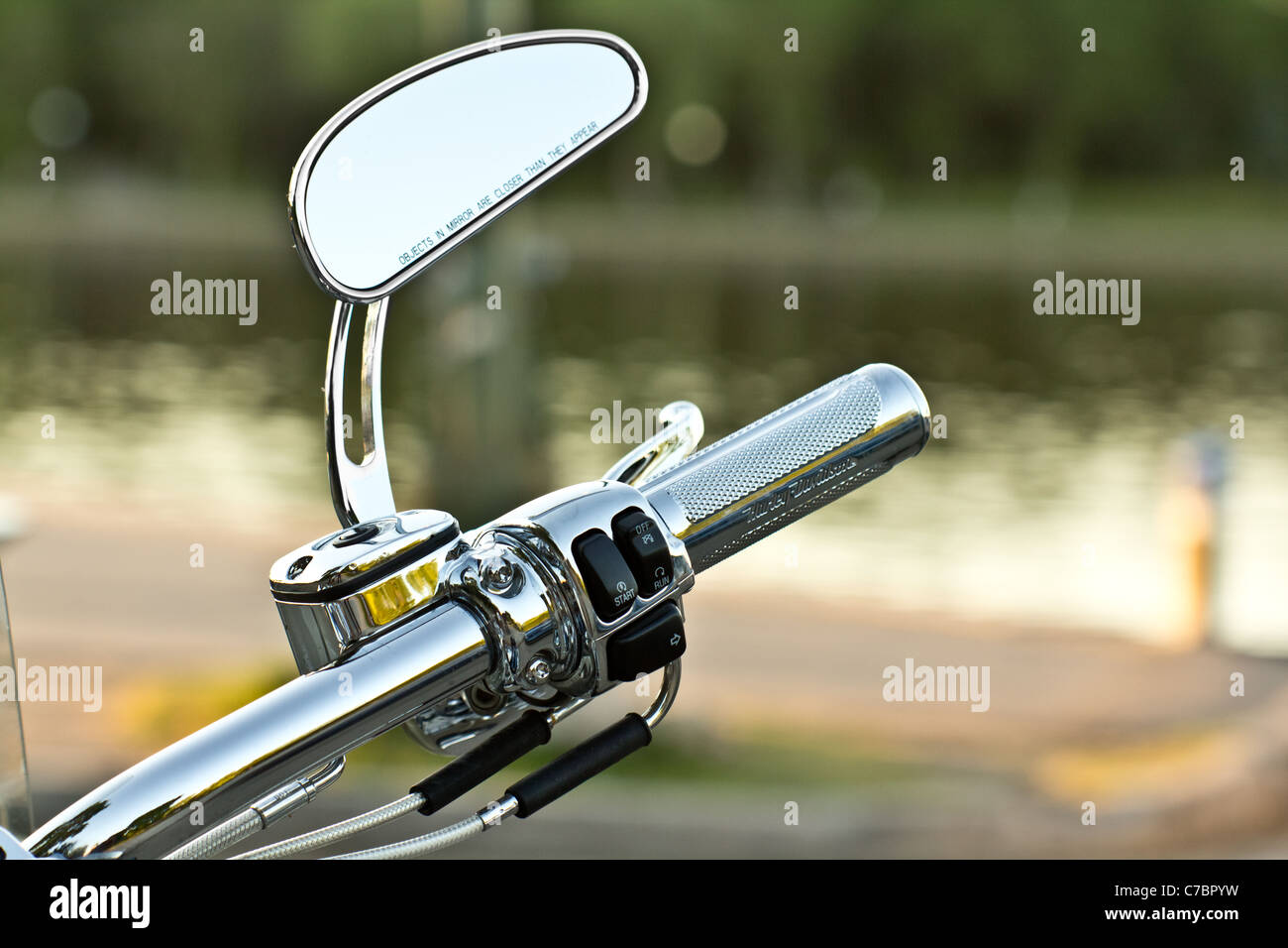 Le côté miroir et d'un guidon moto brillant Photo Stock - Alamy
