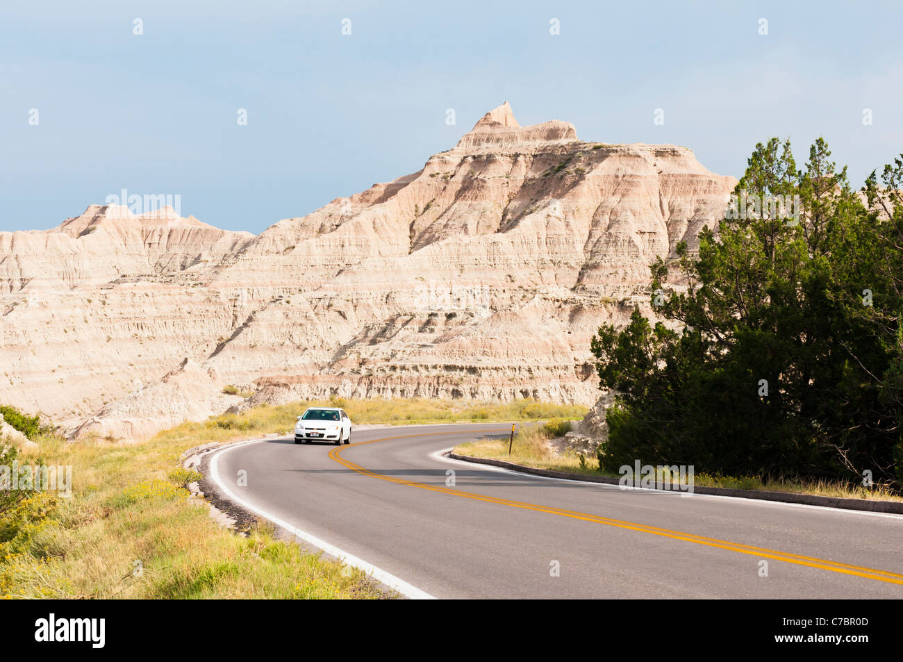 Les touristes en voiture à travers le Parc National de Badlands, dans le Dakota du Sud. Banque D'Images
