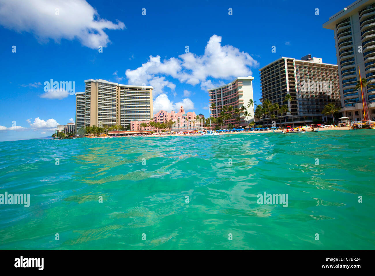 La plage de Waikiki, Honolulu, Oahu, Hawaii Banque D'Images