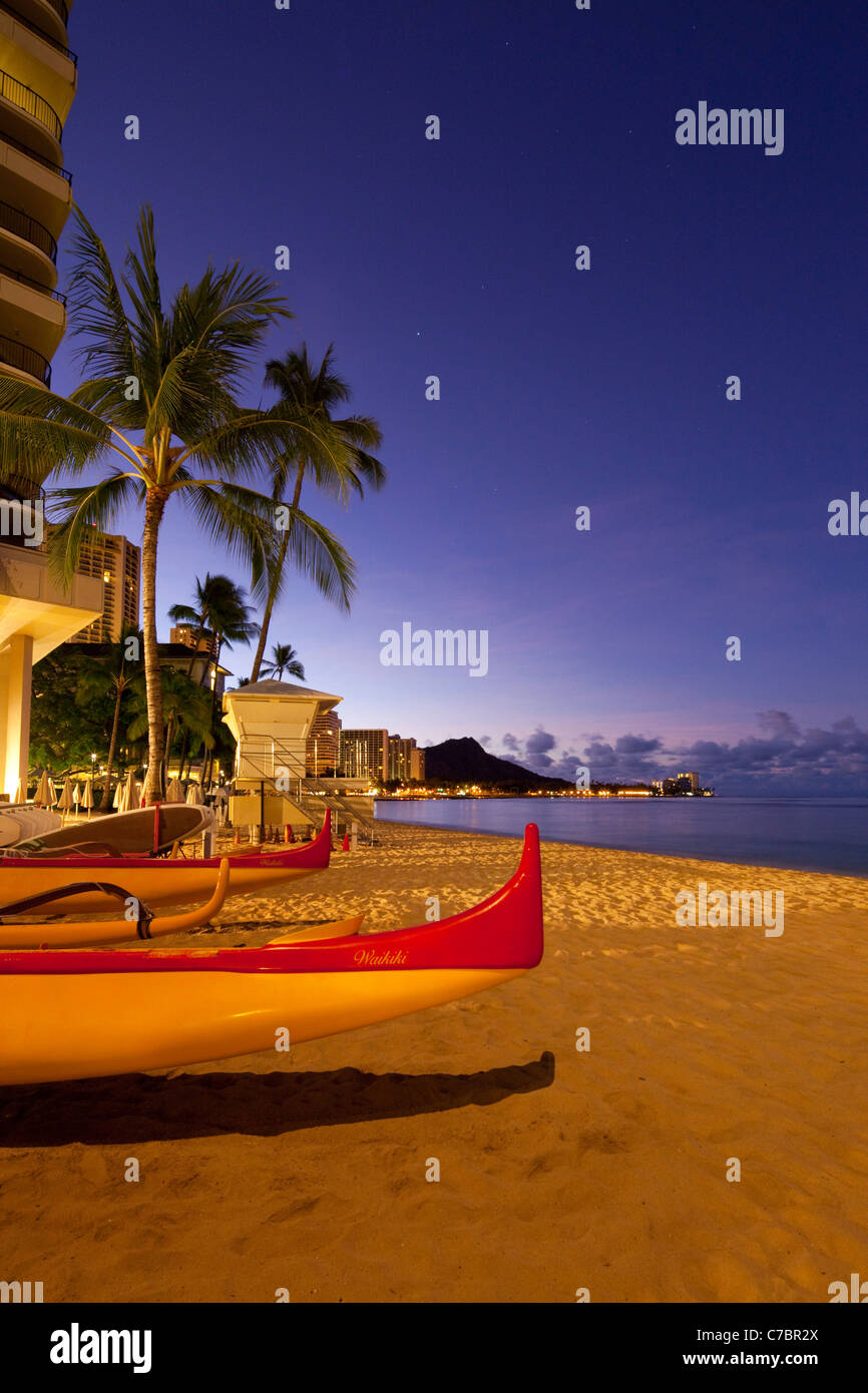 Le lever du soleil, la plage de Waikiki, Honolulu, Oahu, Hawaii Banque D'Images