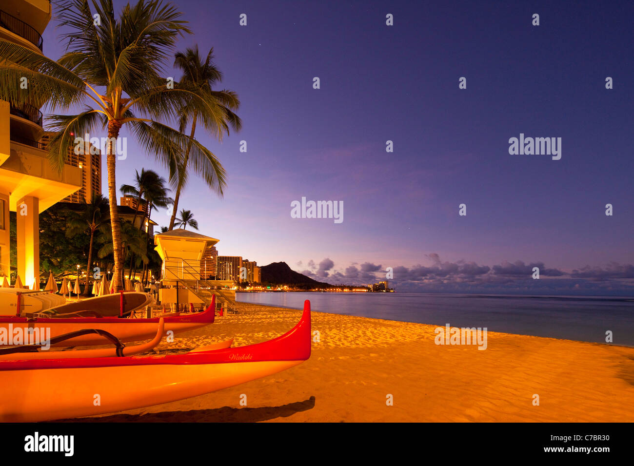 Le lever du soleil, la plage de Waikiki, Honolulu, Oahu, Hawaii Banque D'Images